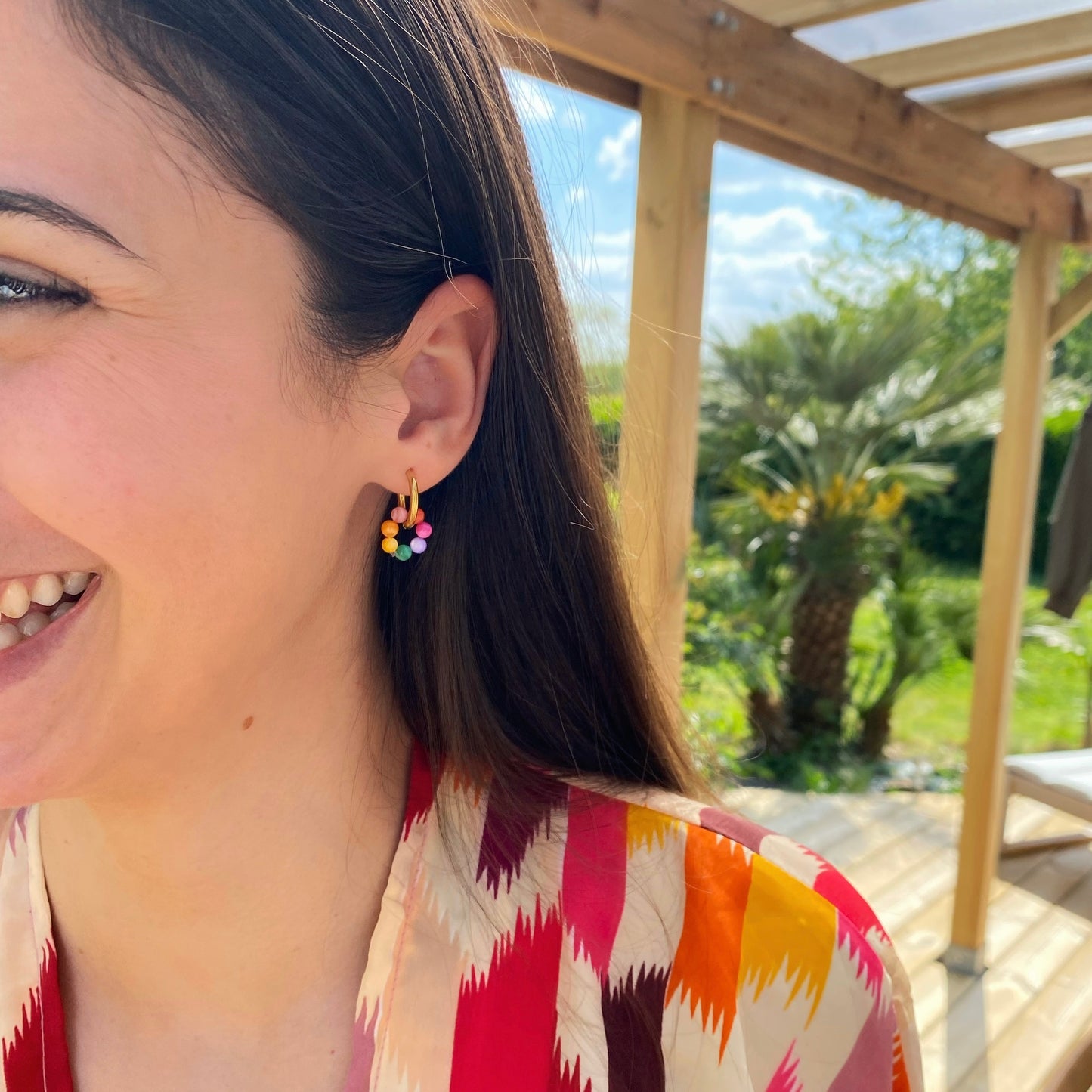 Femme boucles d’oreilles jaune été