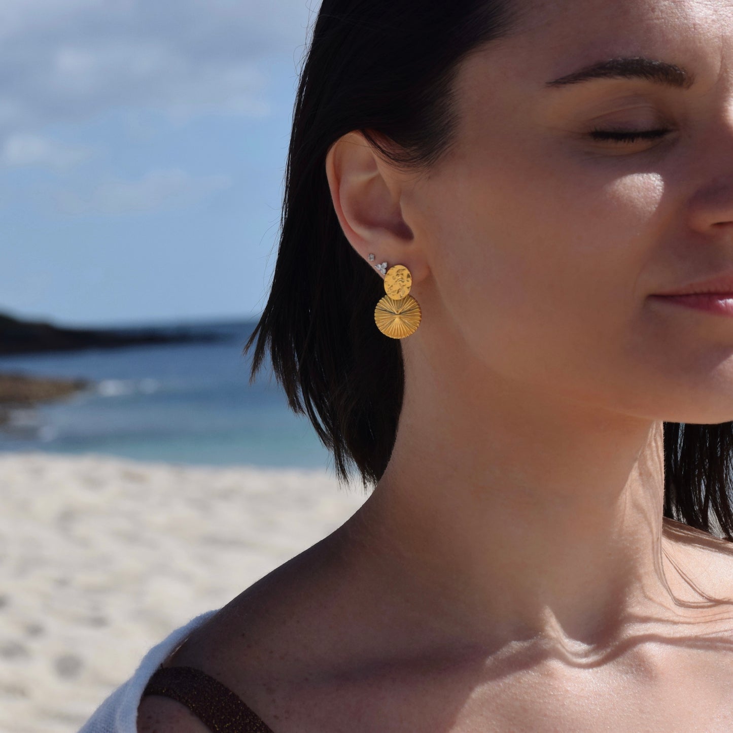 Boucles dorées acier inoxyable portées a la plage