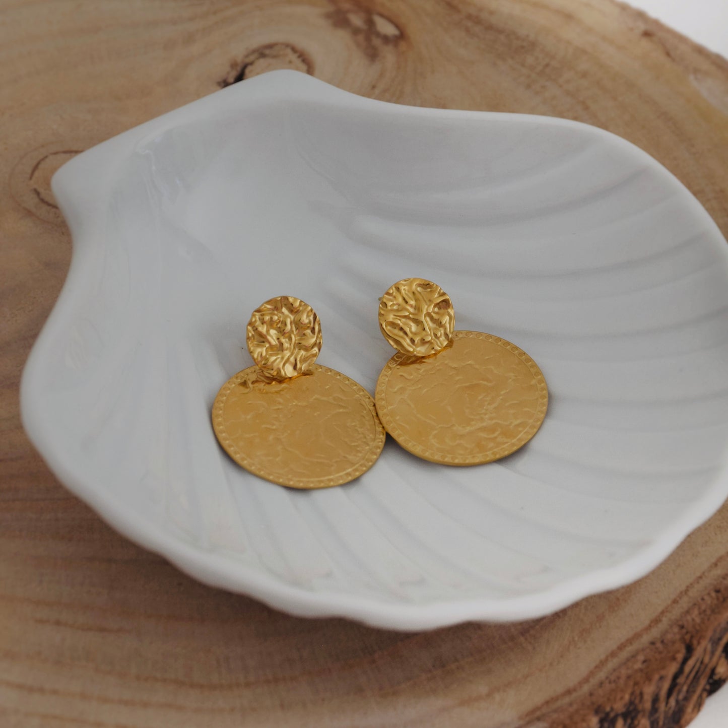 Boucles de fête tendance et lumineuses rond martelé