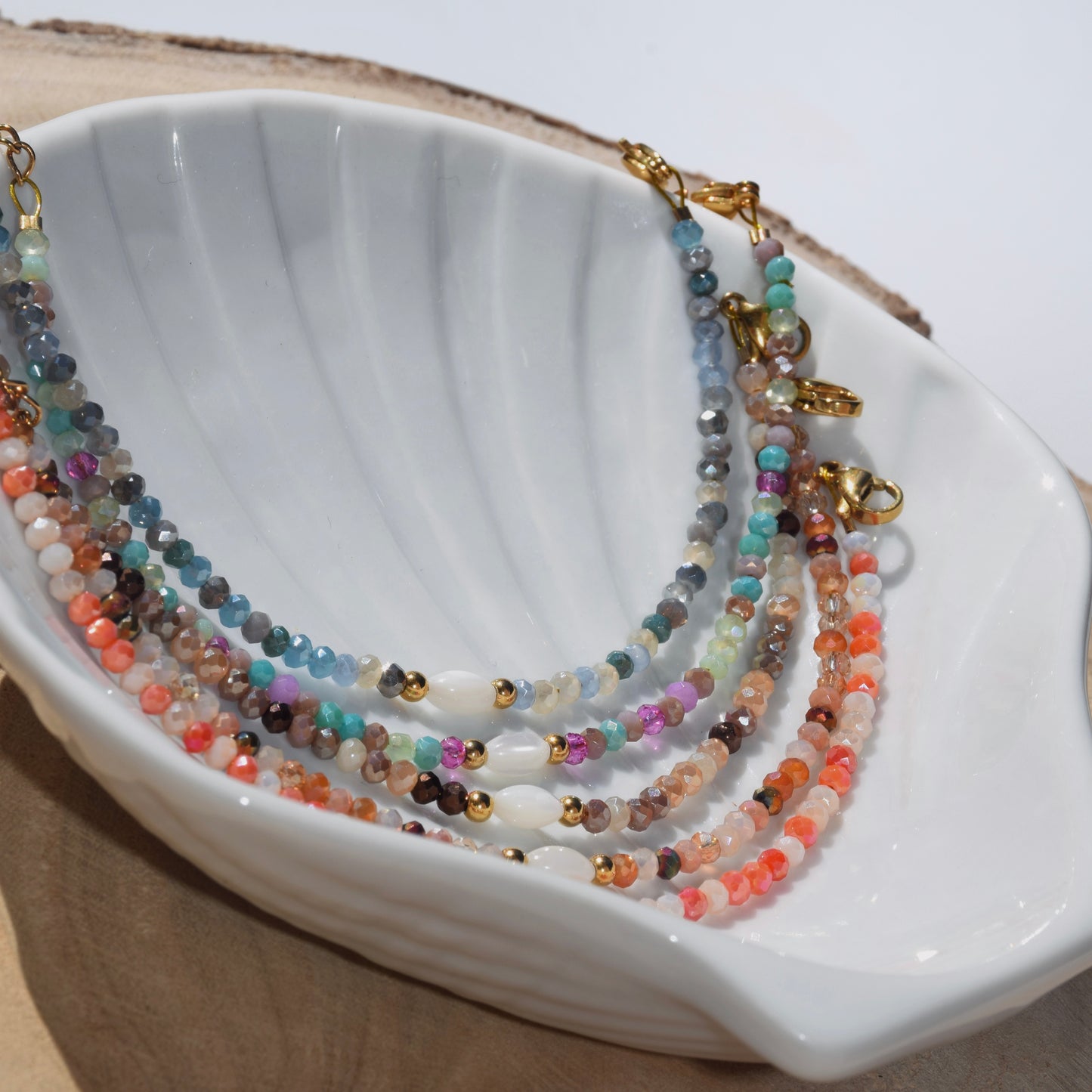 Bracelet en perles colorées et perle en coquillage centrale fait main