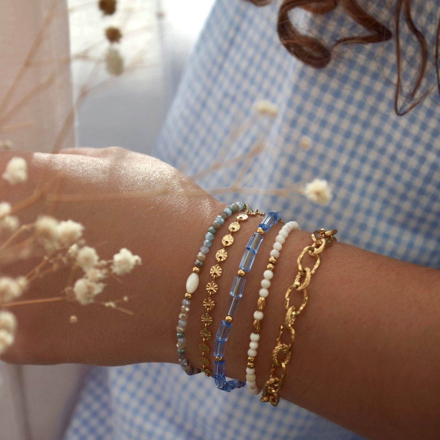 Manchette bracelets tons bleus clair avec perles coquillage