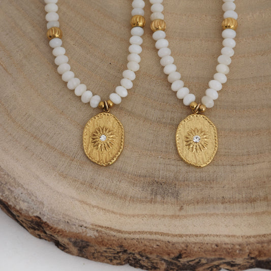 Collier tendance avec pendentif strass et perles blanches coquillage