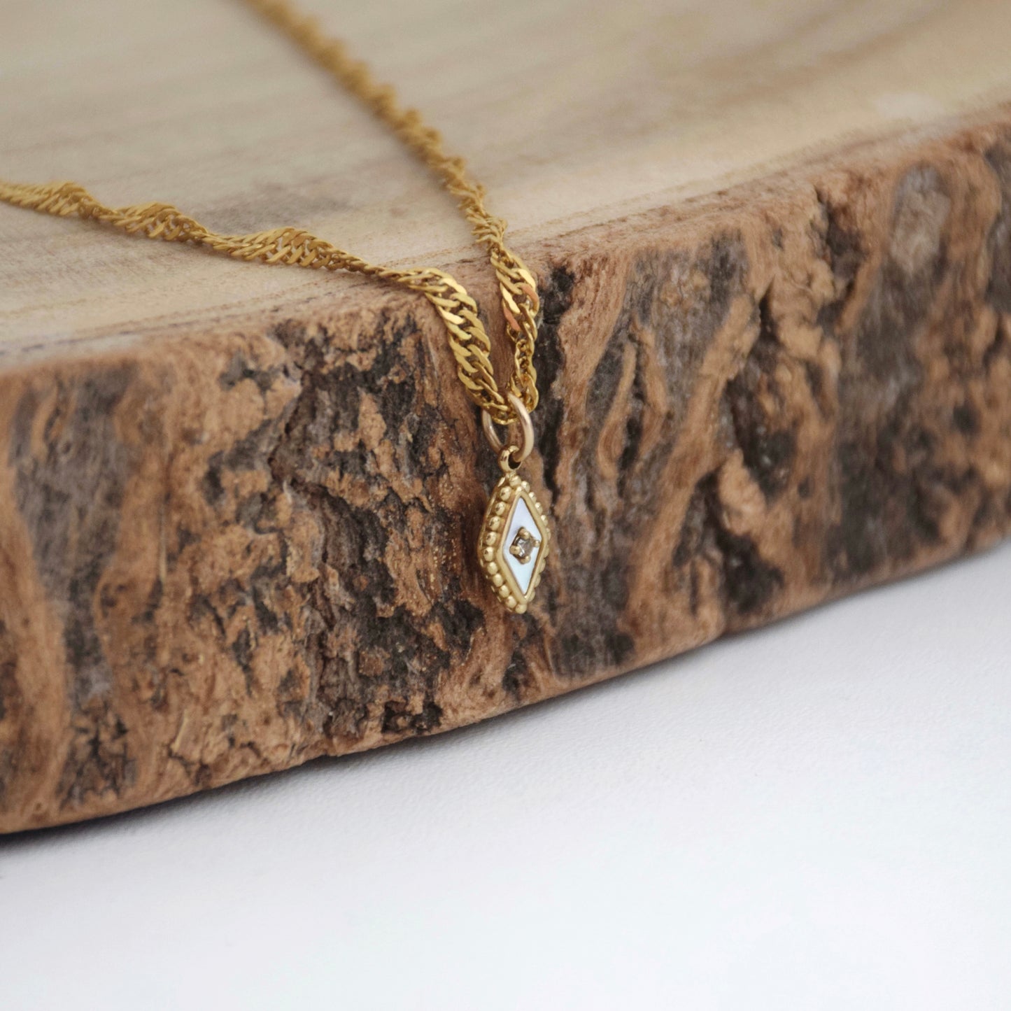 Collier maille torsadée et pendentif en nacre - tendance