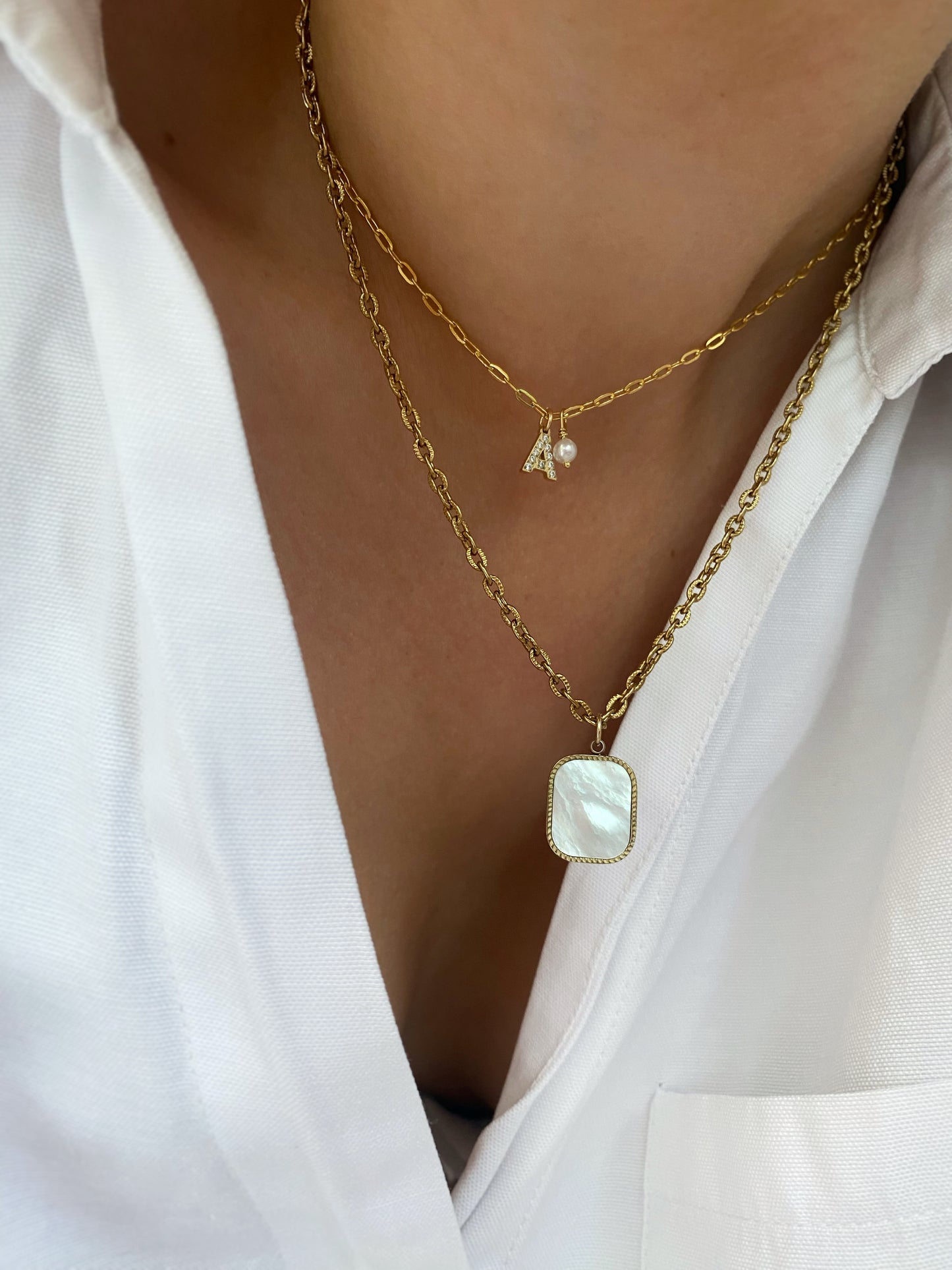 Collier en acier inoxydable à personnaliser avec initiale et perle d'eau douce