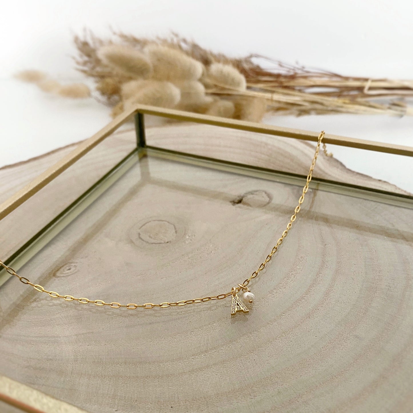 collier initiale lettre strass et perle d'eau douce