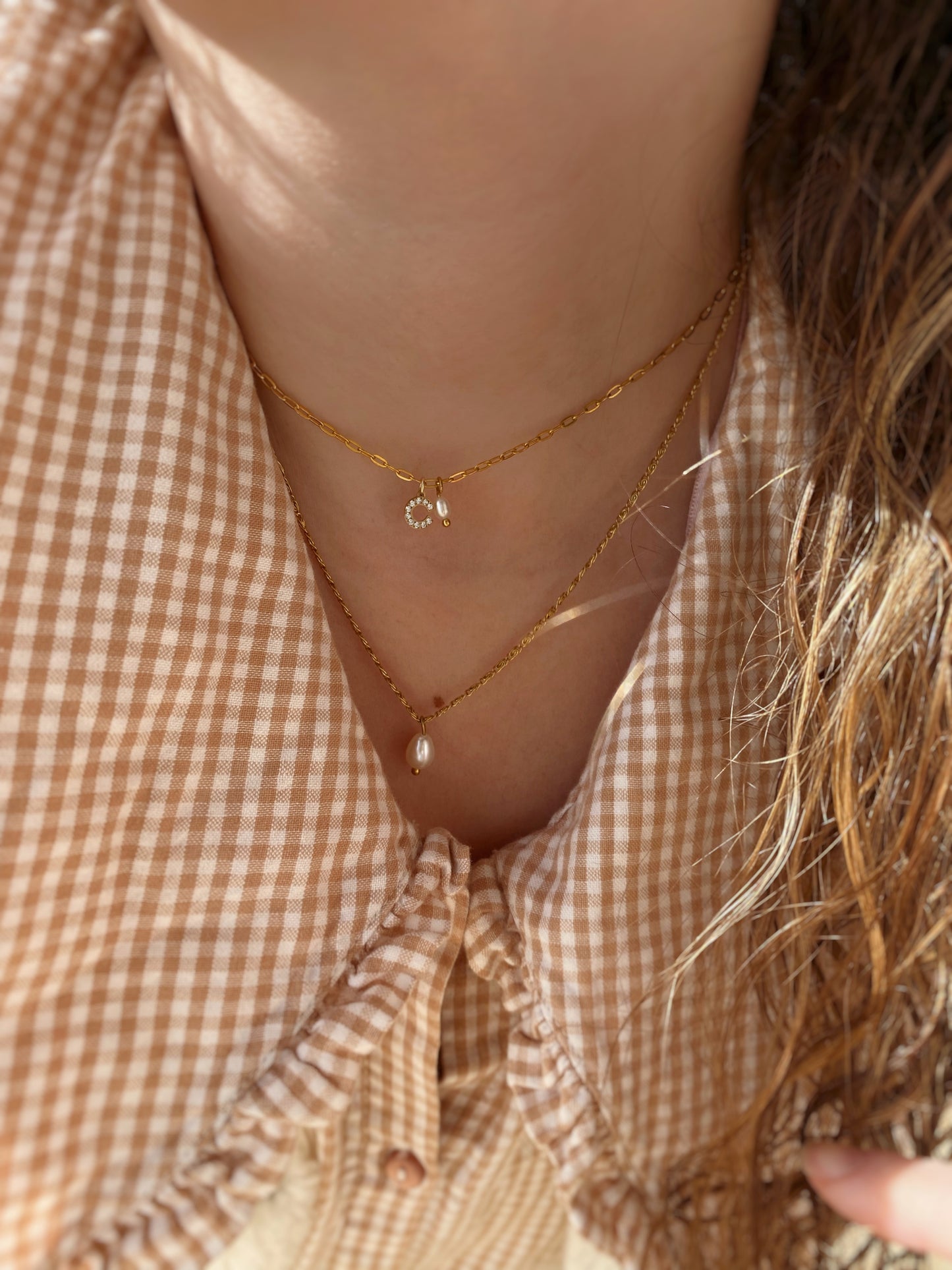 Colliers dorés et perle d'eau douce initiale