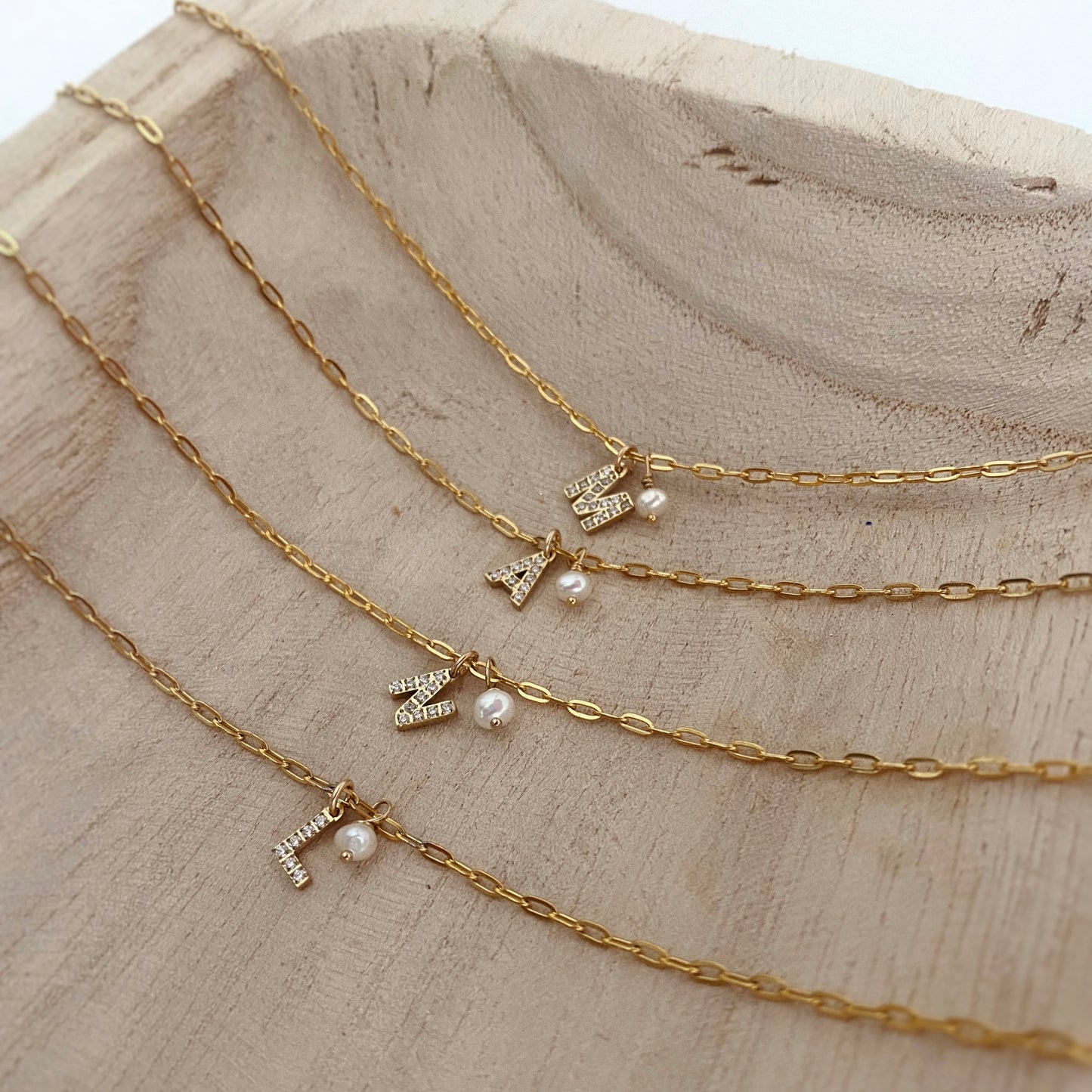 Collier avec initiale strass en acier inoxydable et perle d'eau douce
