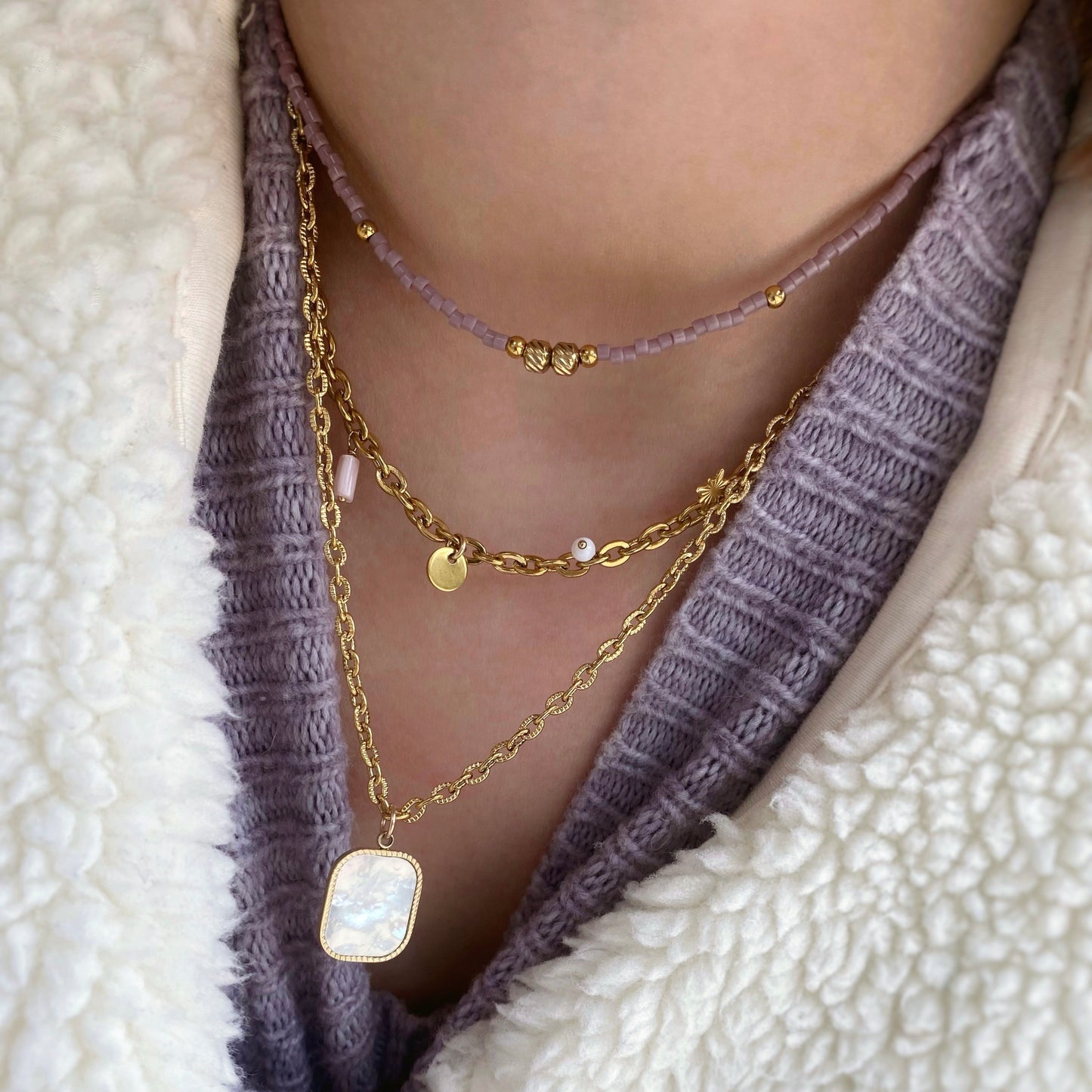 collier de perles tendance avec perles colorées et perles dorées