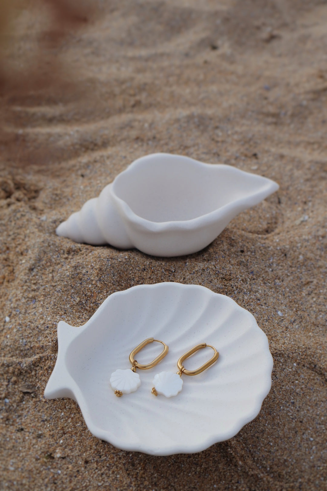 plateau jesmonite coquillage fait main avec boucle d'oreille tendance