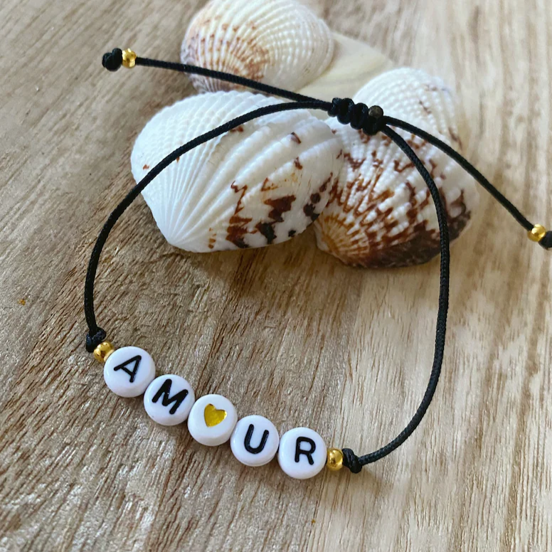 bracelet en cordon noir avec perles lettre personnalisables Amour
