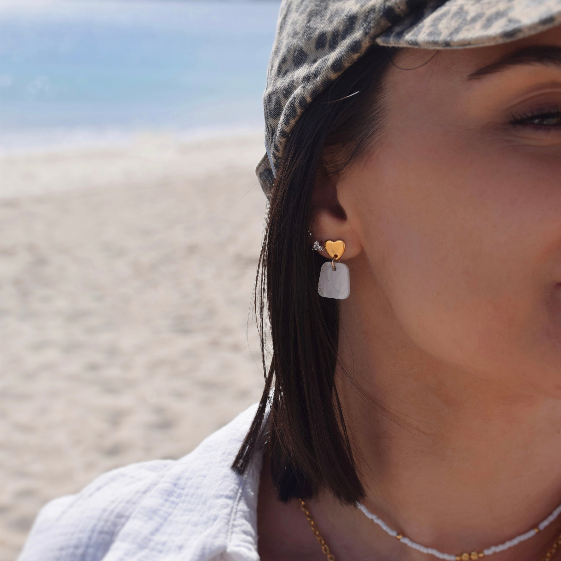 Boucles blanches avec coeur doré - fait main
