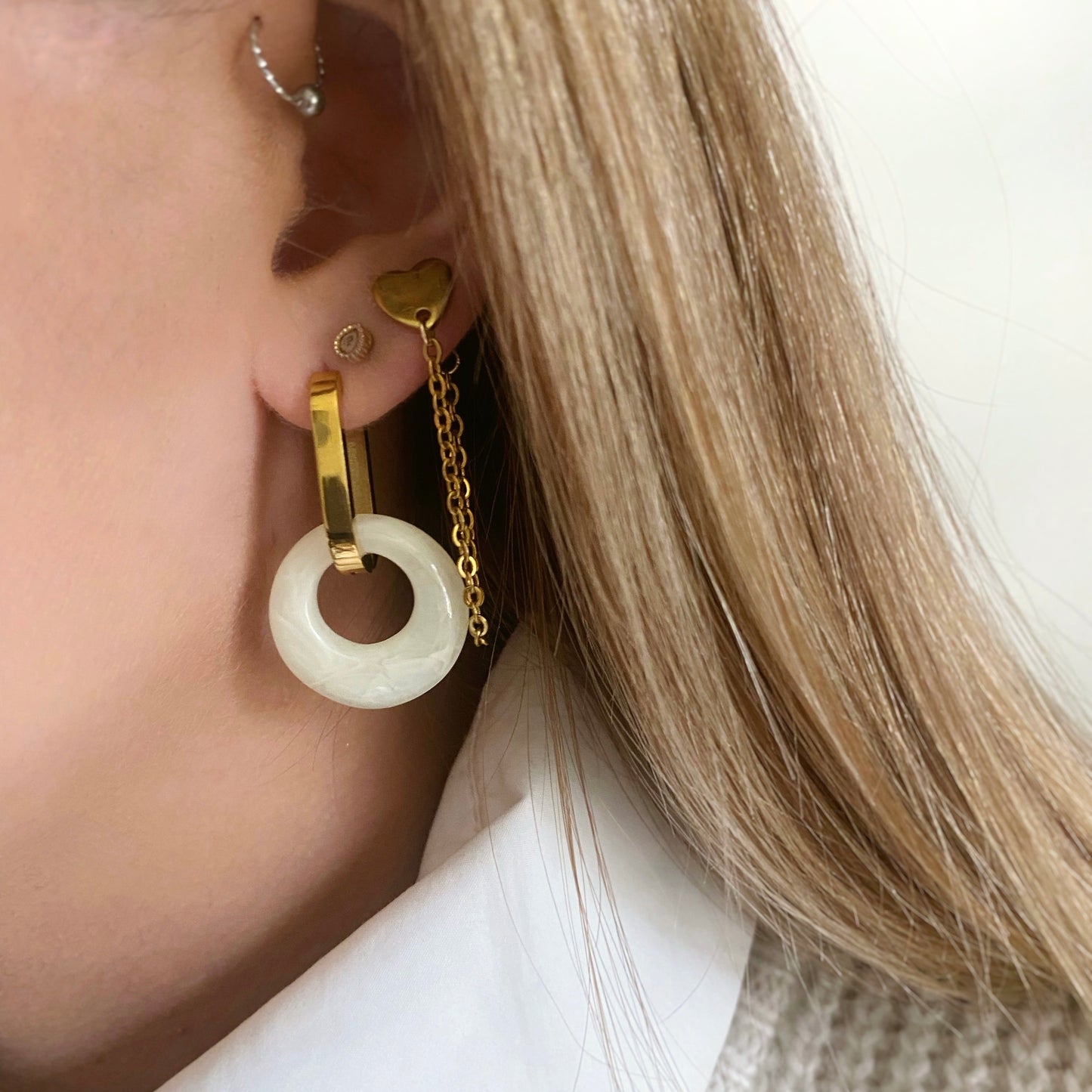 Boucles d'oreilles créoles rectangulaires avec anneau blanc en résine