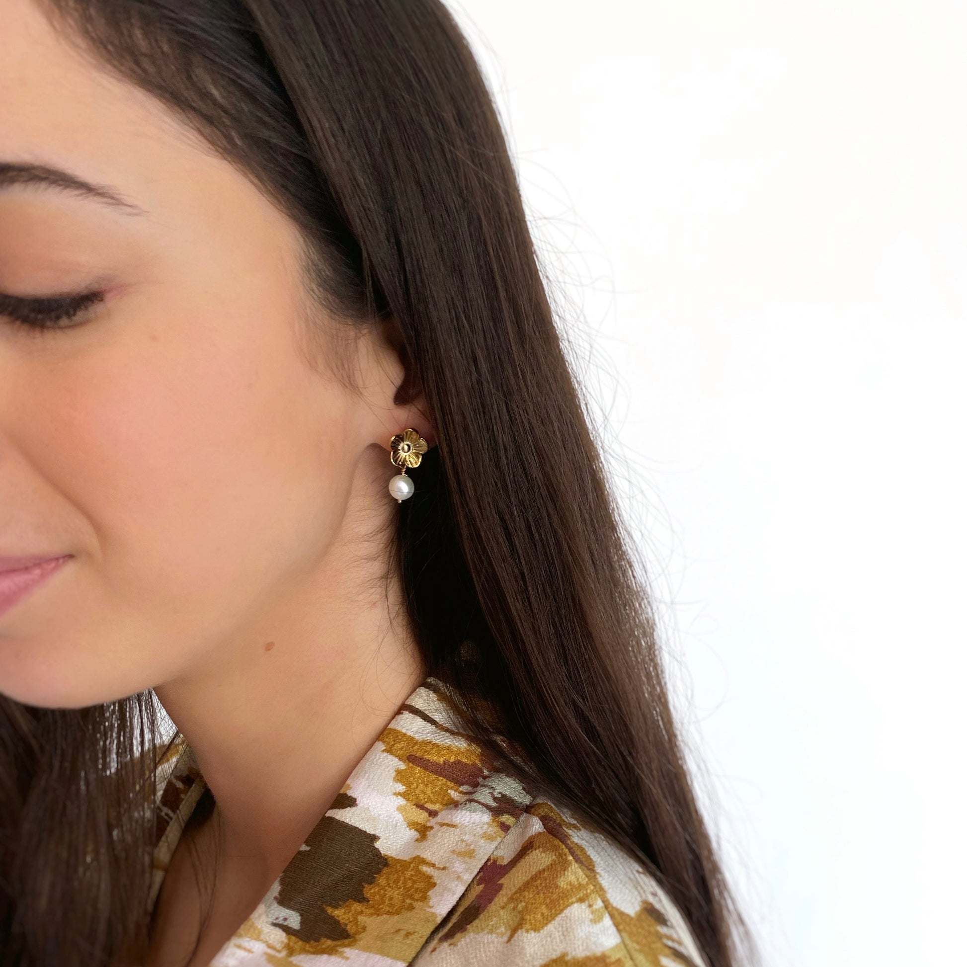 femme tendance boucles d'oreilles perle d'eau douce avec fleur dorée