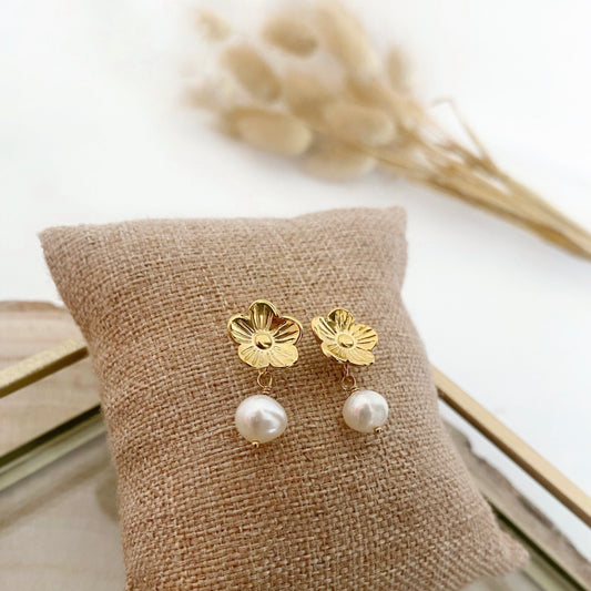 boucles d'oreilles fleurs dorée et perle d'eau douce blanche création française