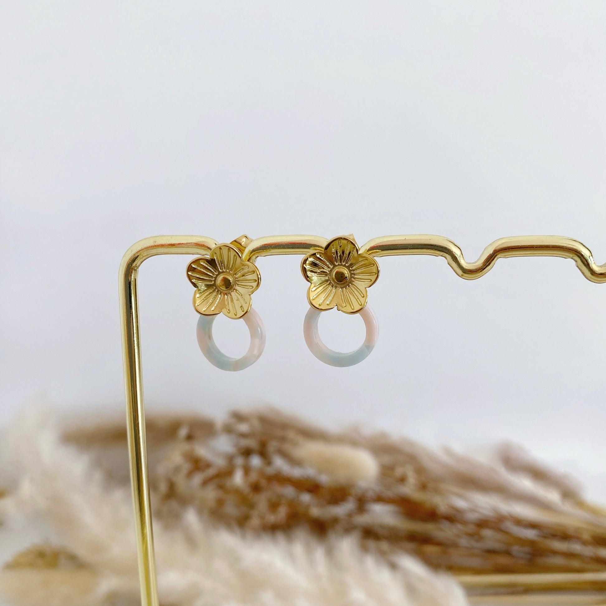 Boucles d'oreilles fleur doré avec anneau coloré