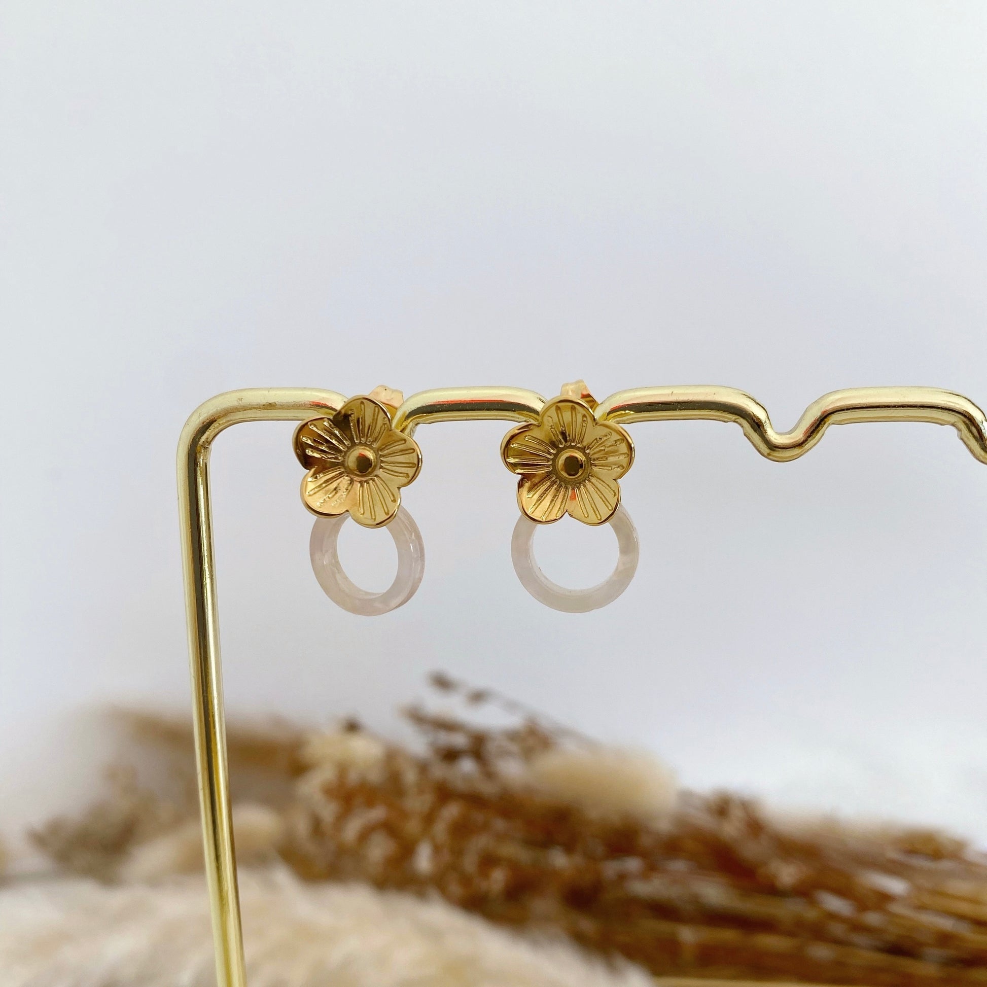Boucles d'oreilles femme forme de fleur dorée en acier inoxydable anneau blanc en résine