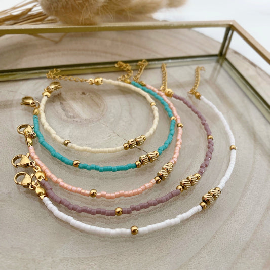 bracelet en perle rose, beige, turquoise, parme, blanche. se porte en accumulation bijoux femme tendances