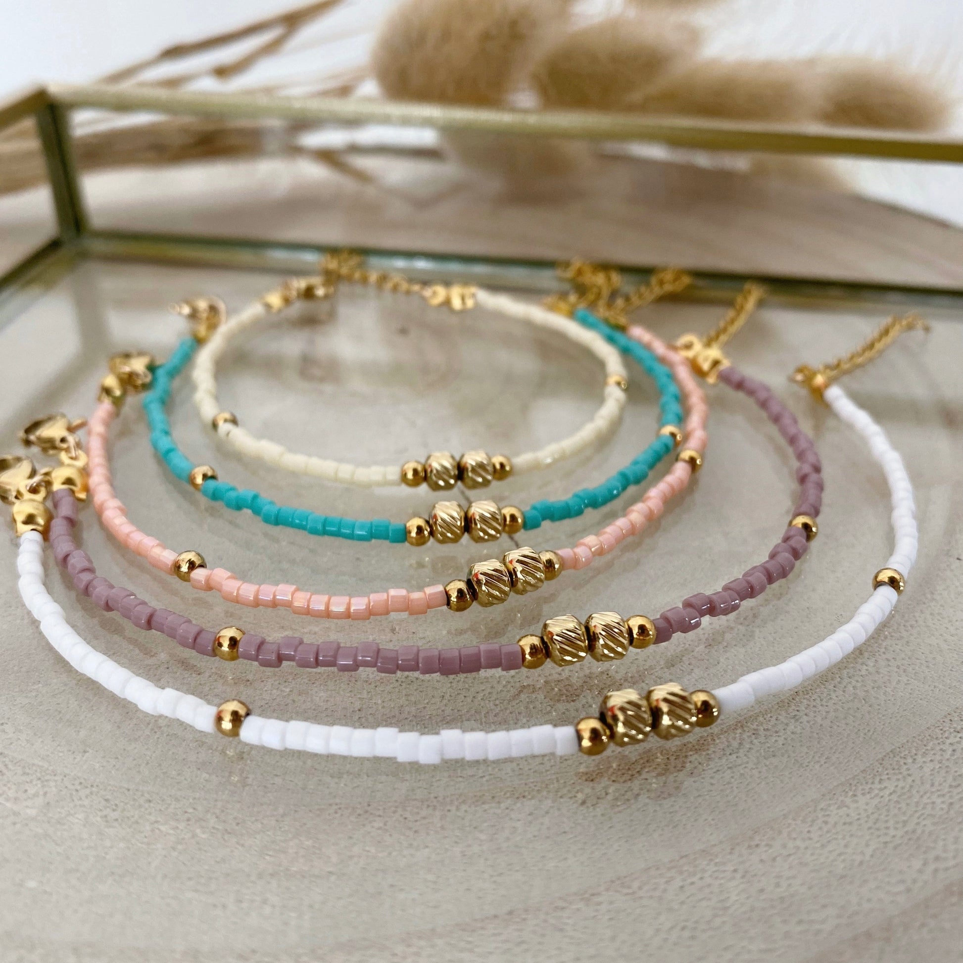 bracelet en perle pour femme avec perle dorée et fermoir en acier inoxydable
