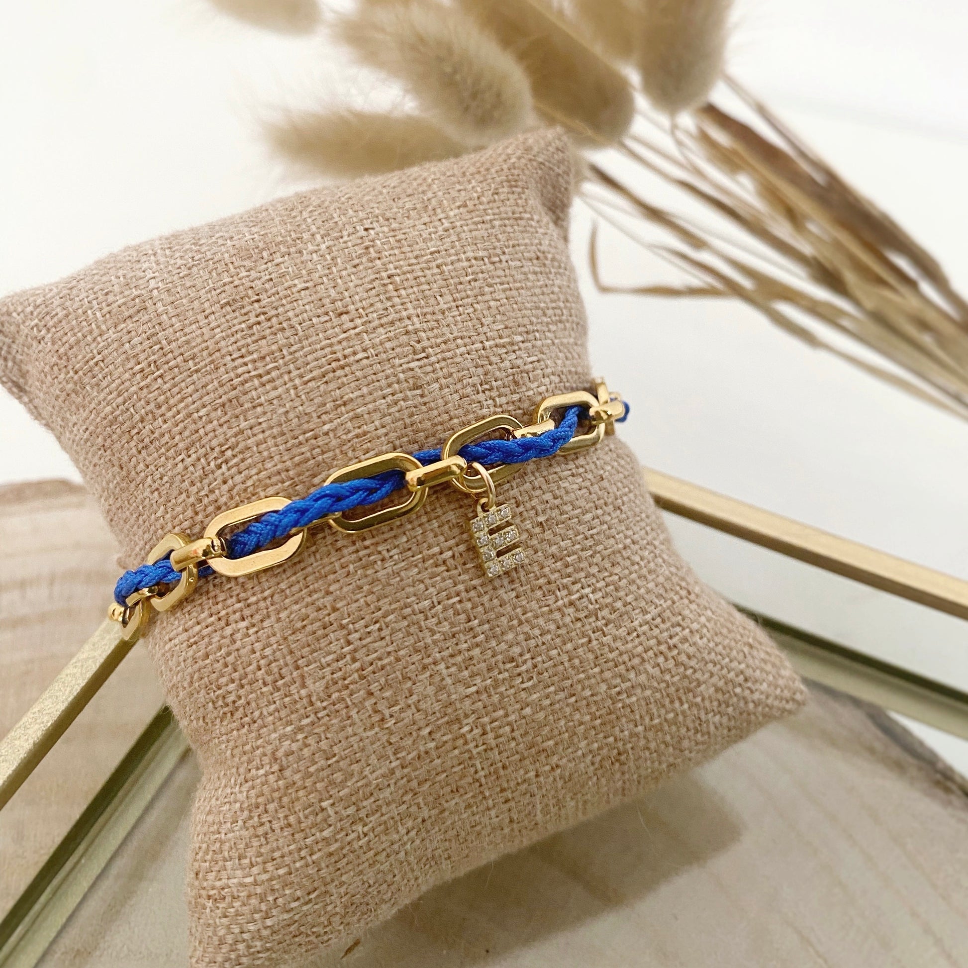 bracelet grosse maille doré et cordon bleu électrique femme initial E