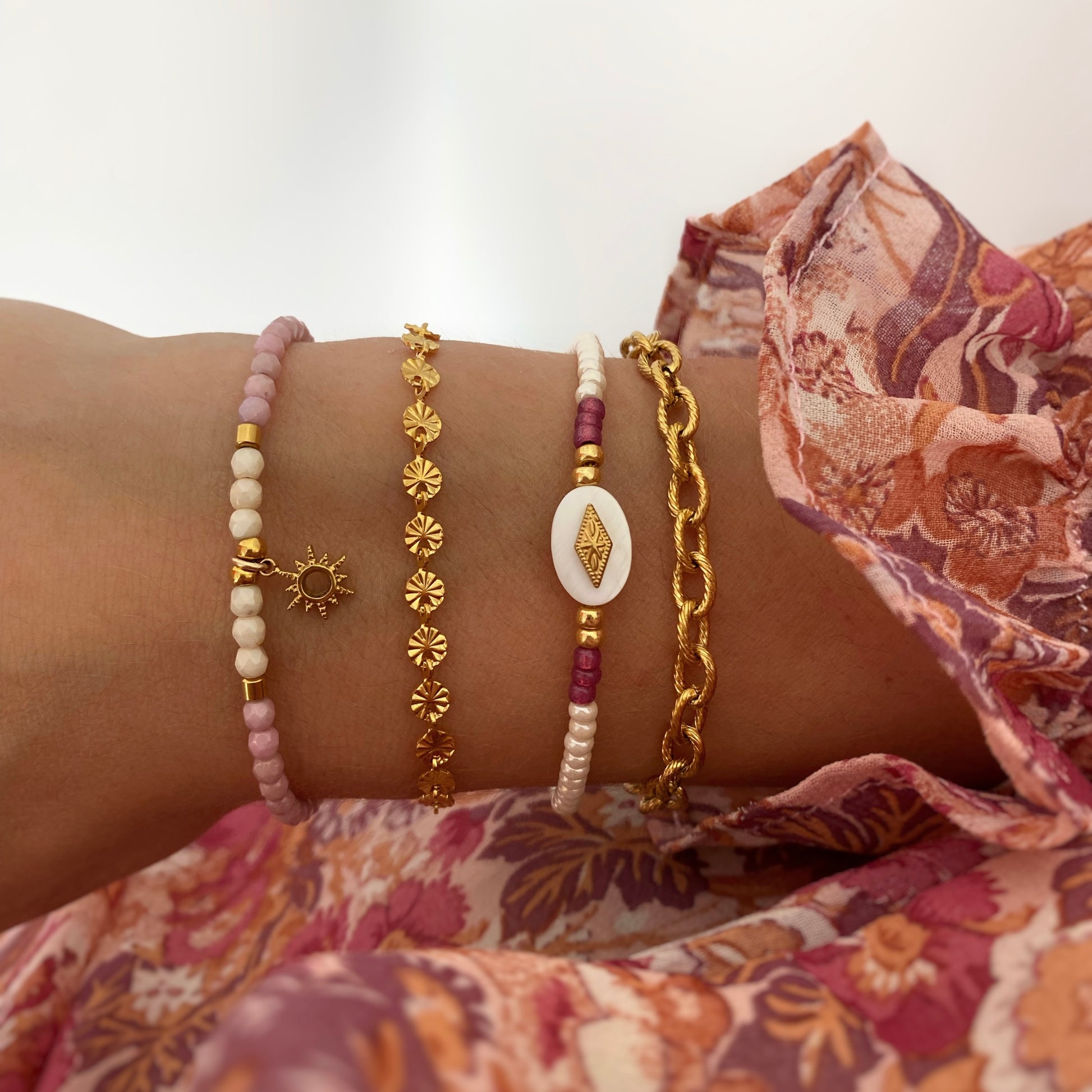 Manchette bracelets roses et doré - tendance chemisier rose