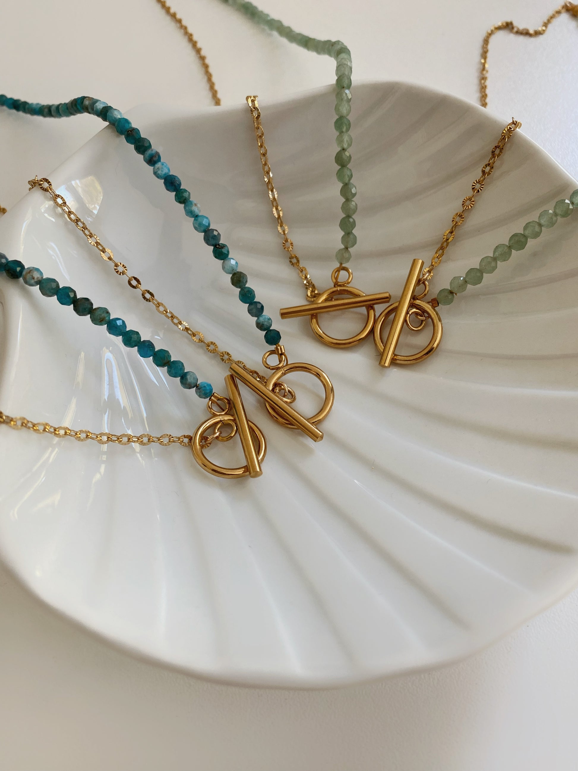 Collier en perles naturelles et fermoir T
