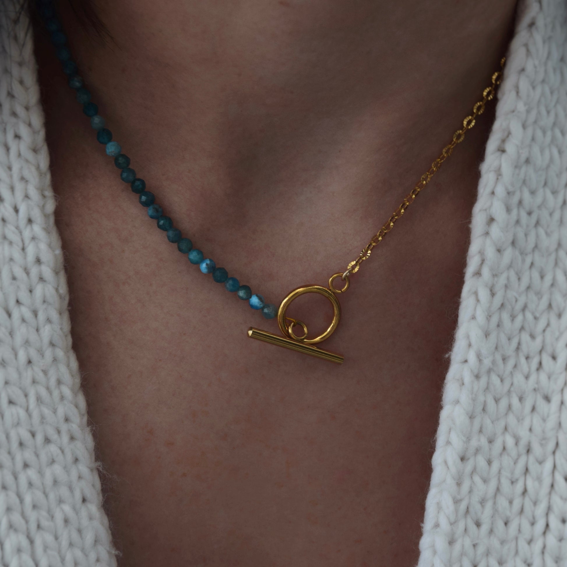 Collier fermoir en T avec perles naturelles en apatatite
