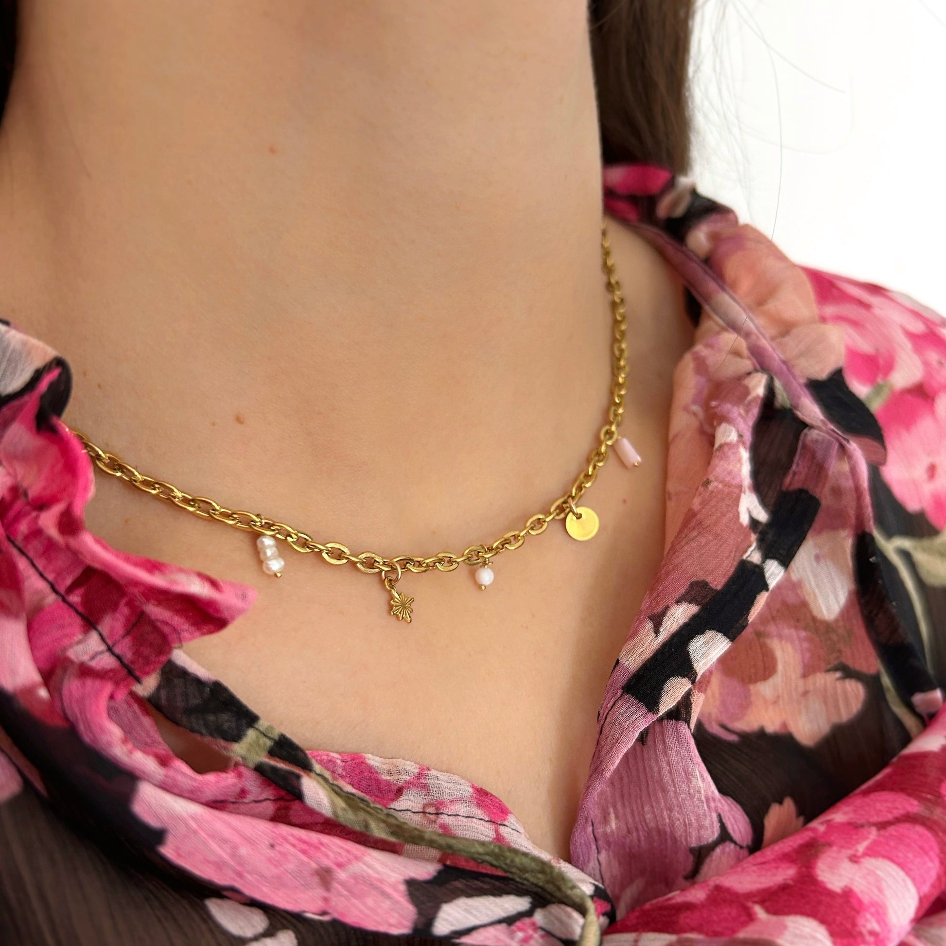 collier femme rose et breloques coquillage