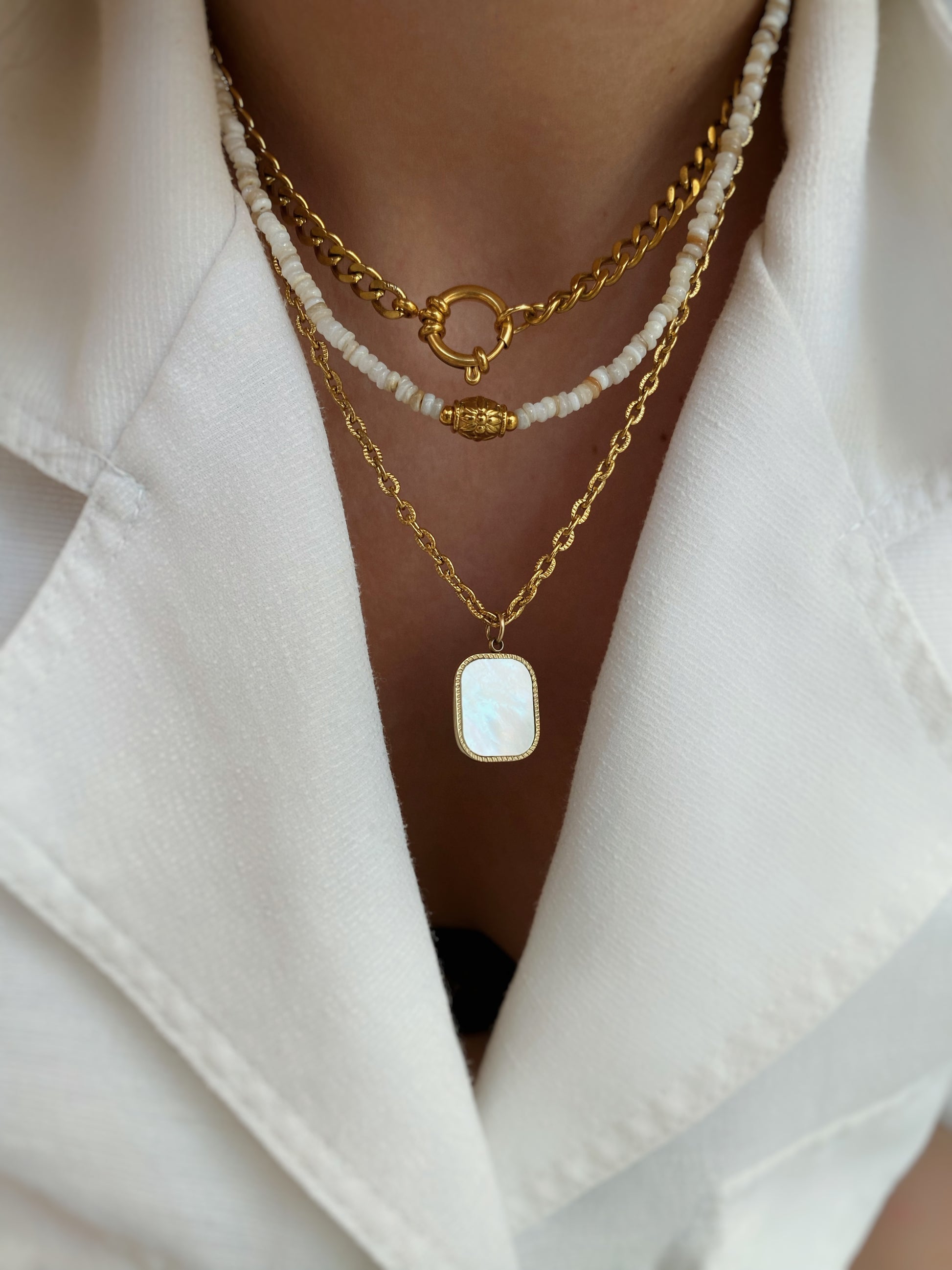 Colliers beiges dorés blancs coquillage