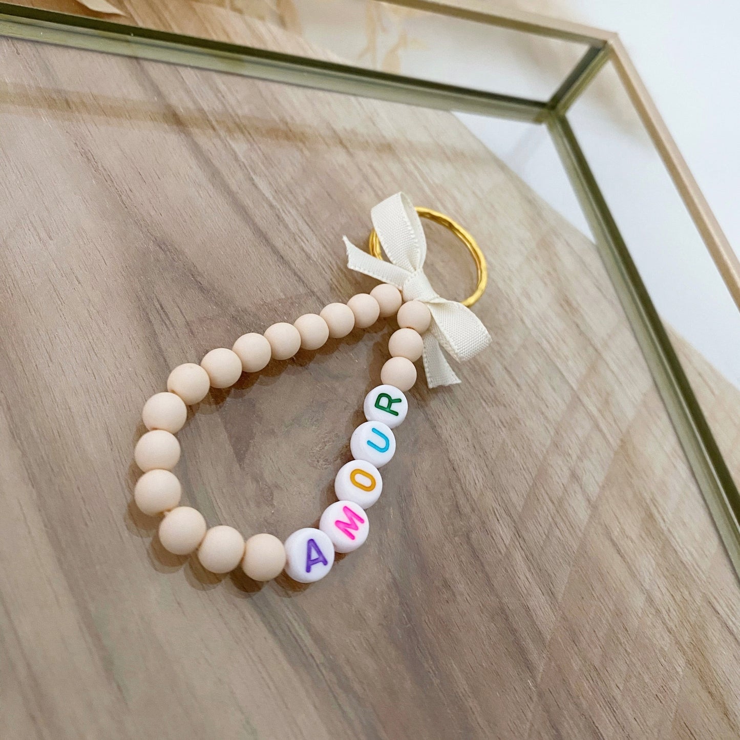 porte clé en perles rondes à personnaliser avec le mot de son choix en perle lettre coloré 