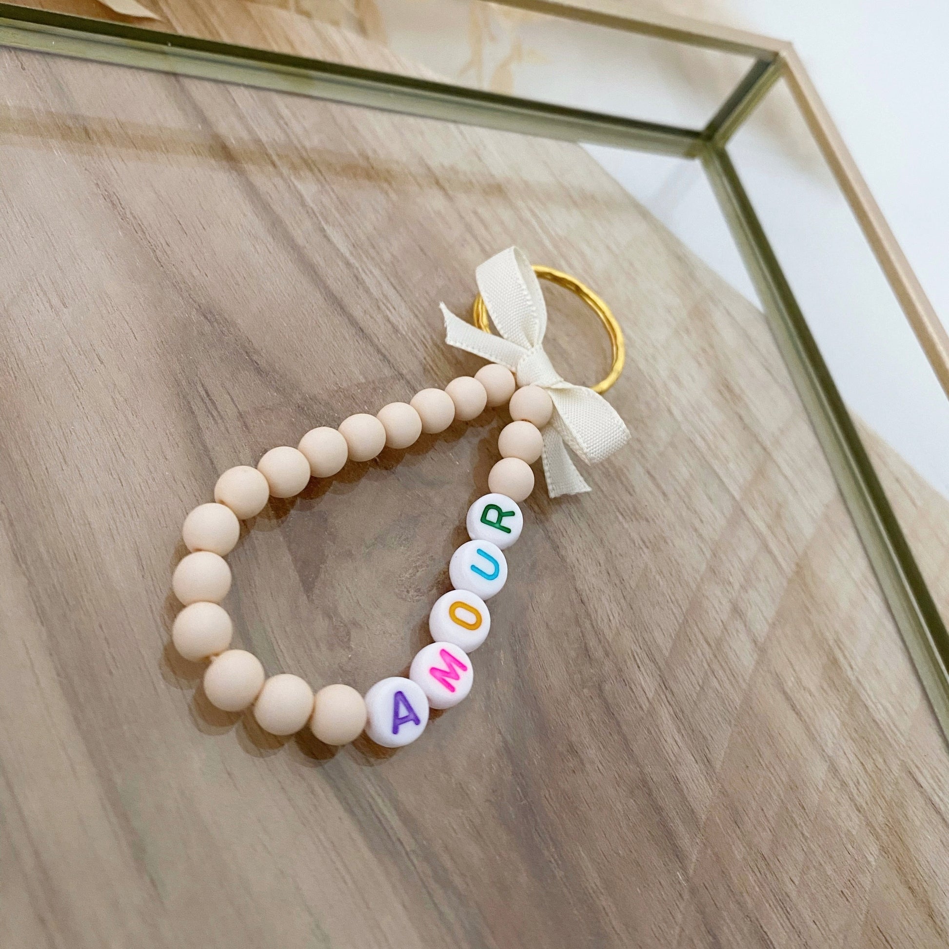 porte clé en perles rondes à personnaliser avec le mot de son choix en perle lettre coloré 