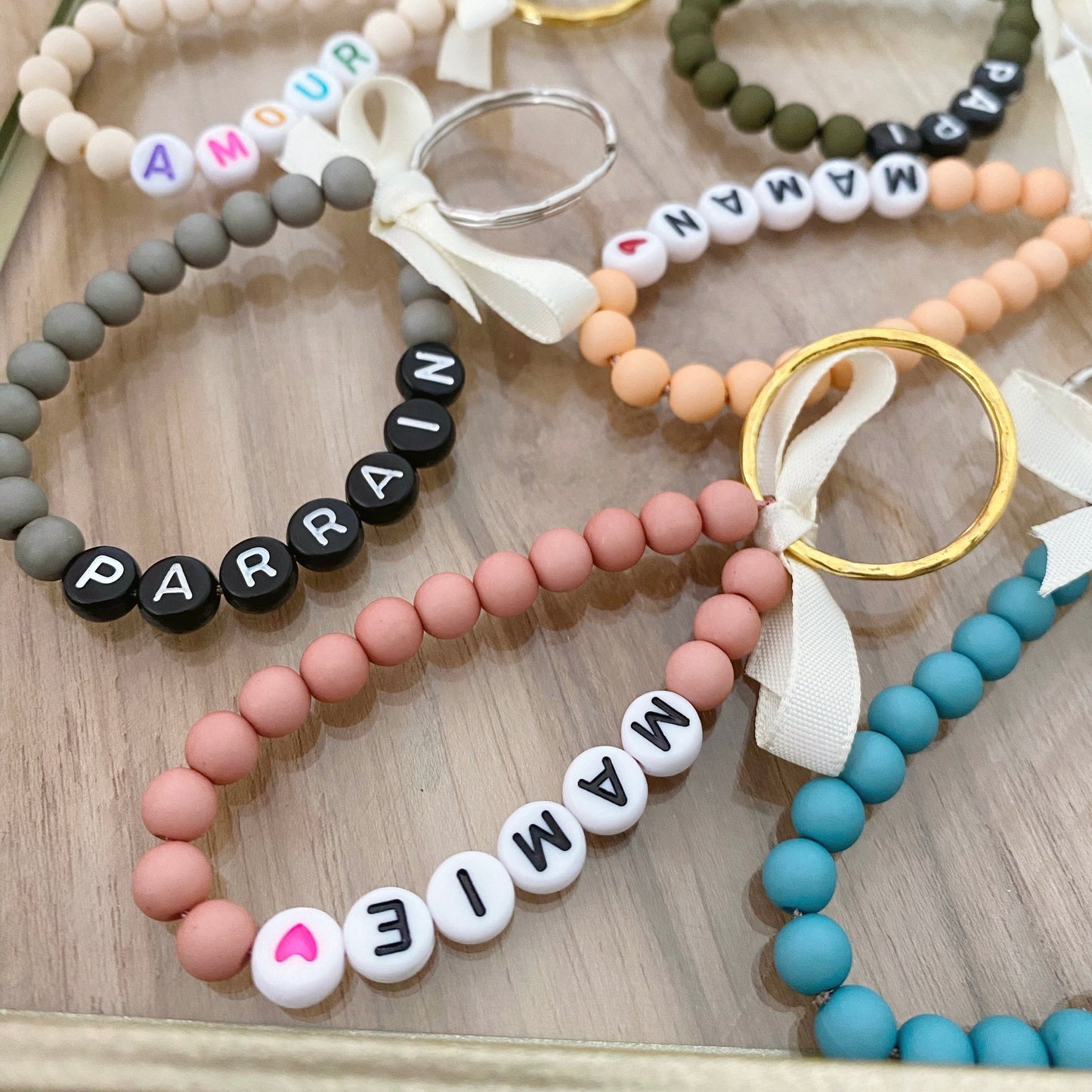 porte clé en perle bleue, rose, gris, kaki, blanc à personnaliser avec perle lettre 