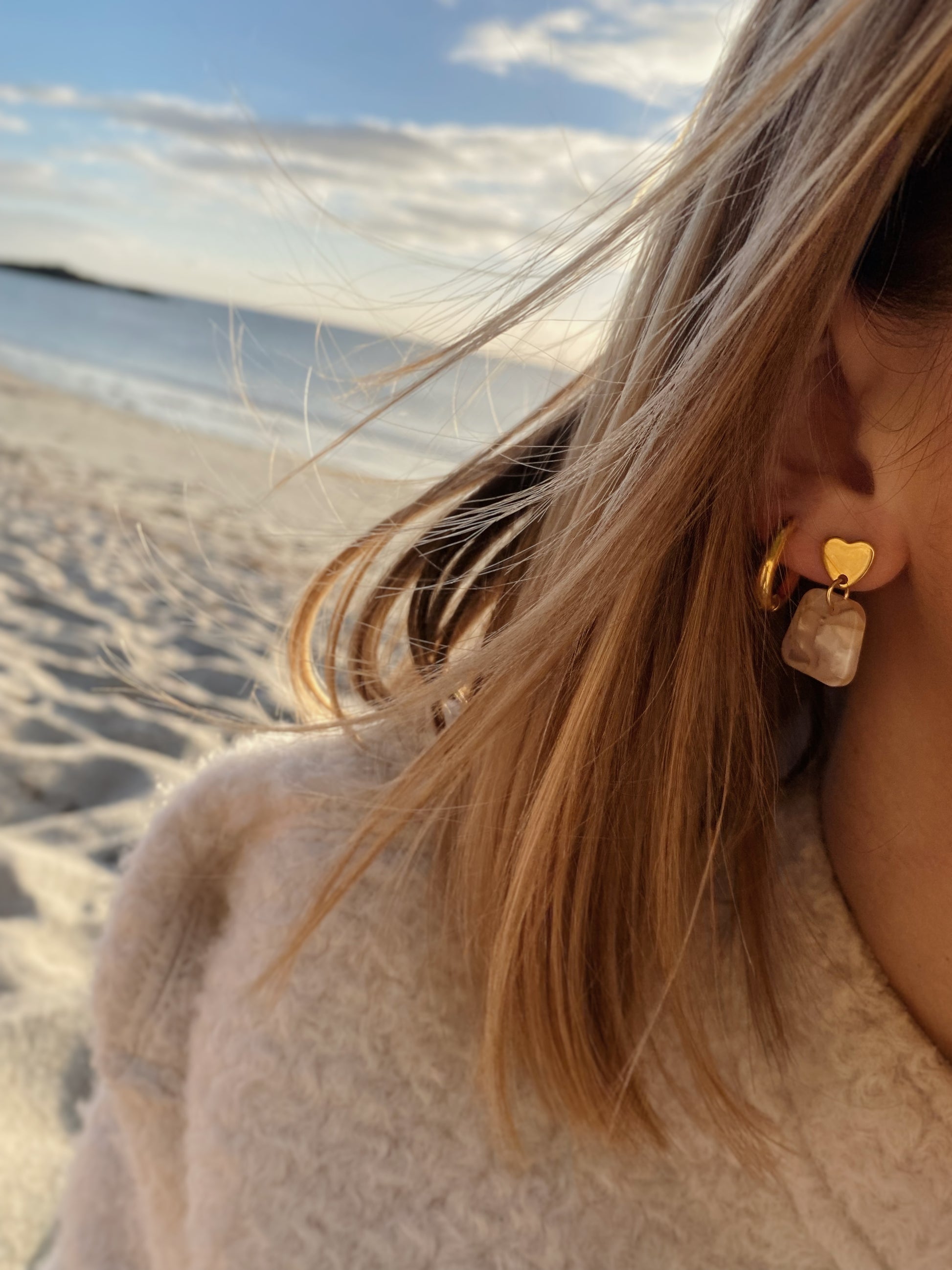 Boucles coeur beige en résine et acier
