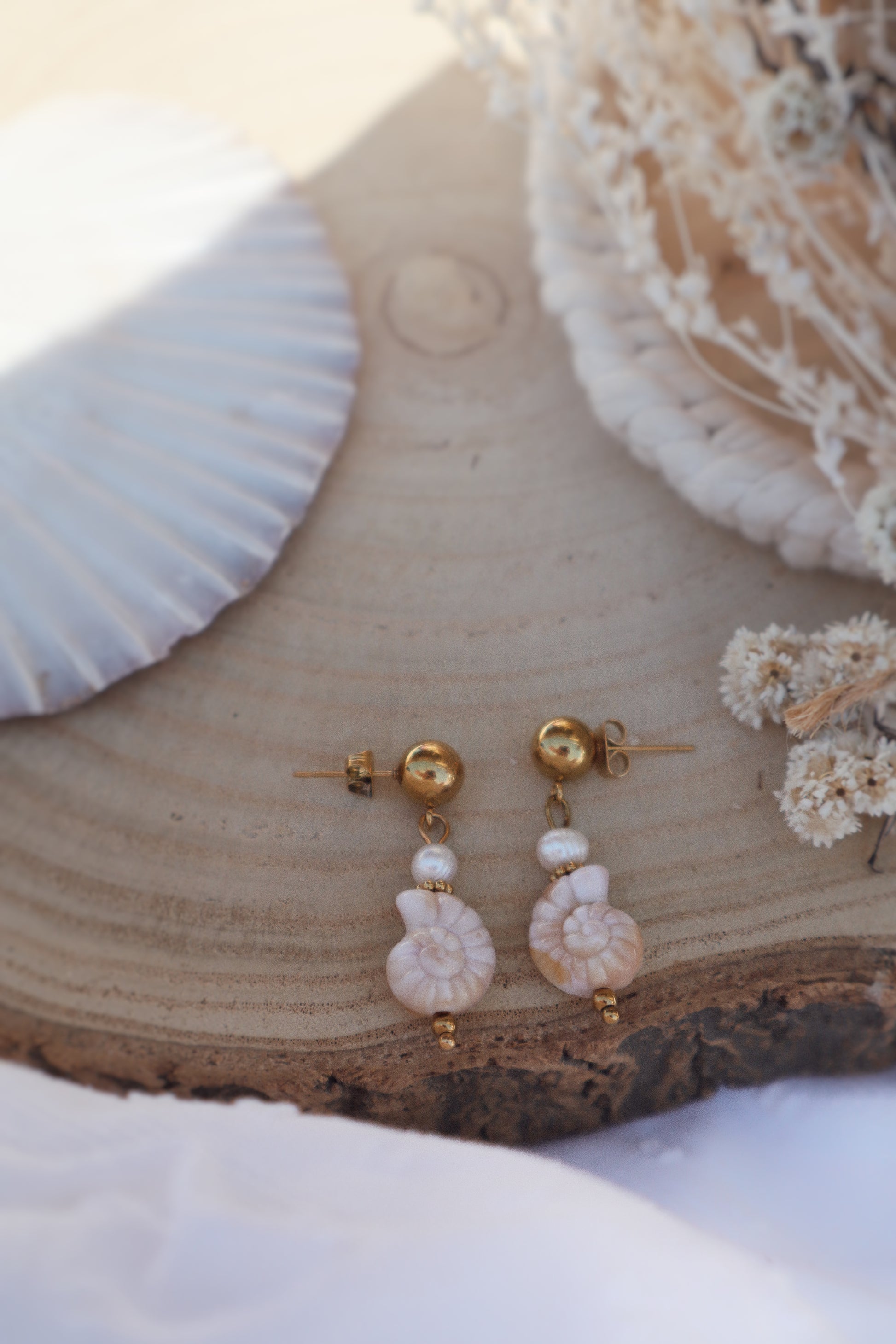 boucles d'oreilles coquillage beige et perle d'eau douce