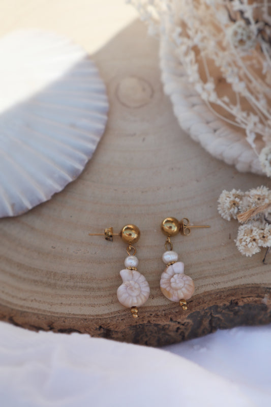 boucles d'oreilles coquillage beige et perle d'eau douce