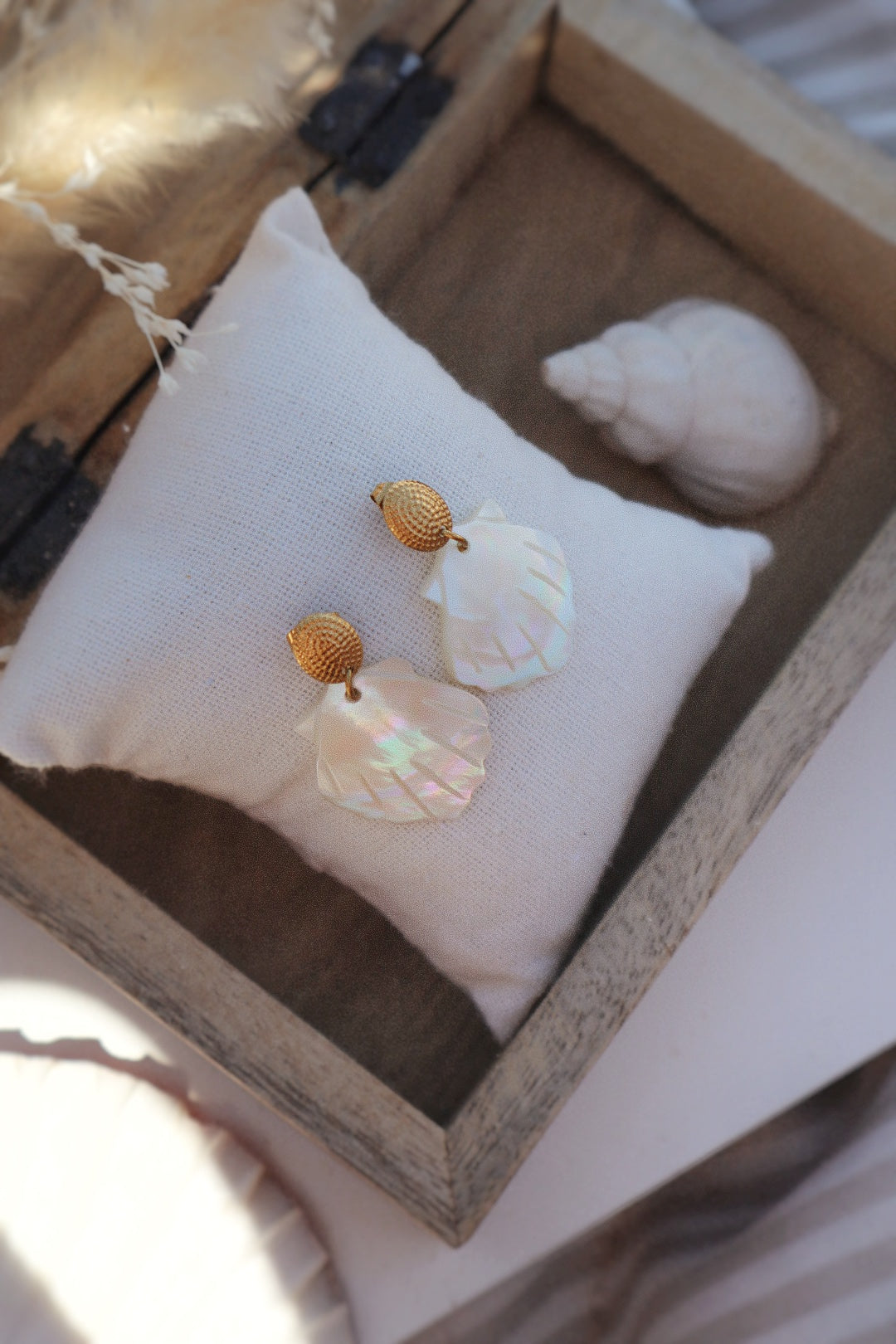 boucles d'oreilles nacre blanc et doré été