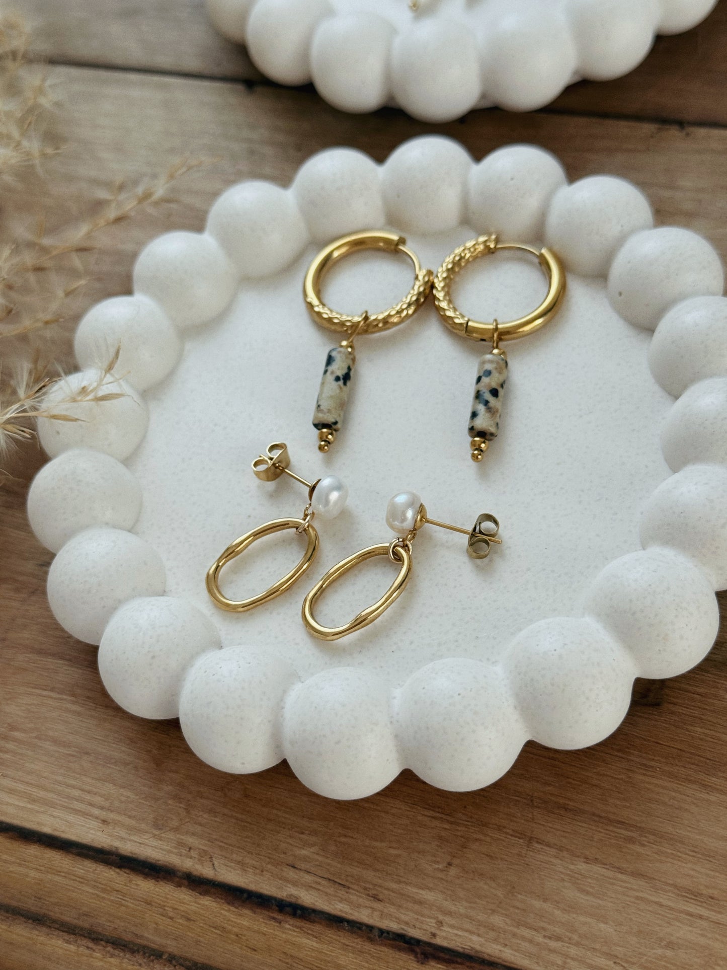 boucles d'oreilles perles blanches pierre jaspe dalmatien