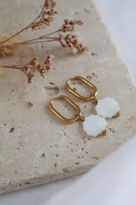 boucles créoles avec pendentif coquillage blanc été printemps