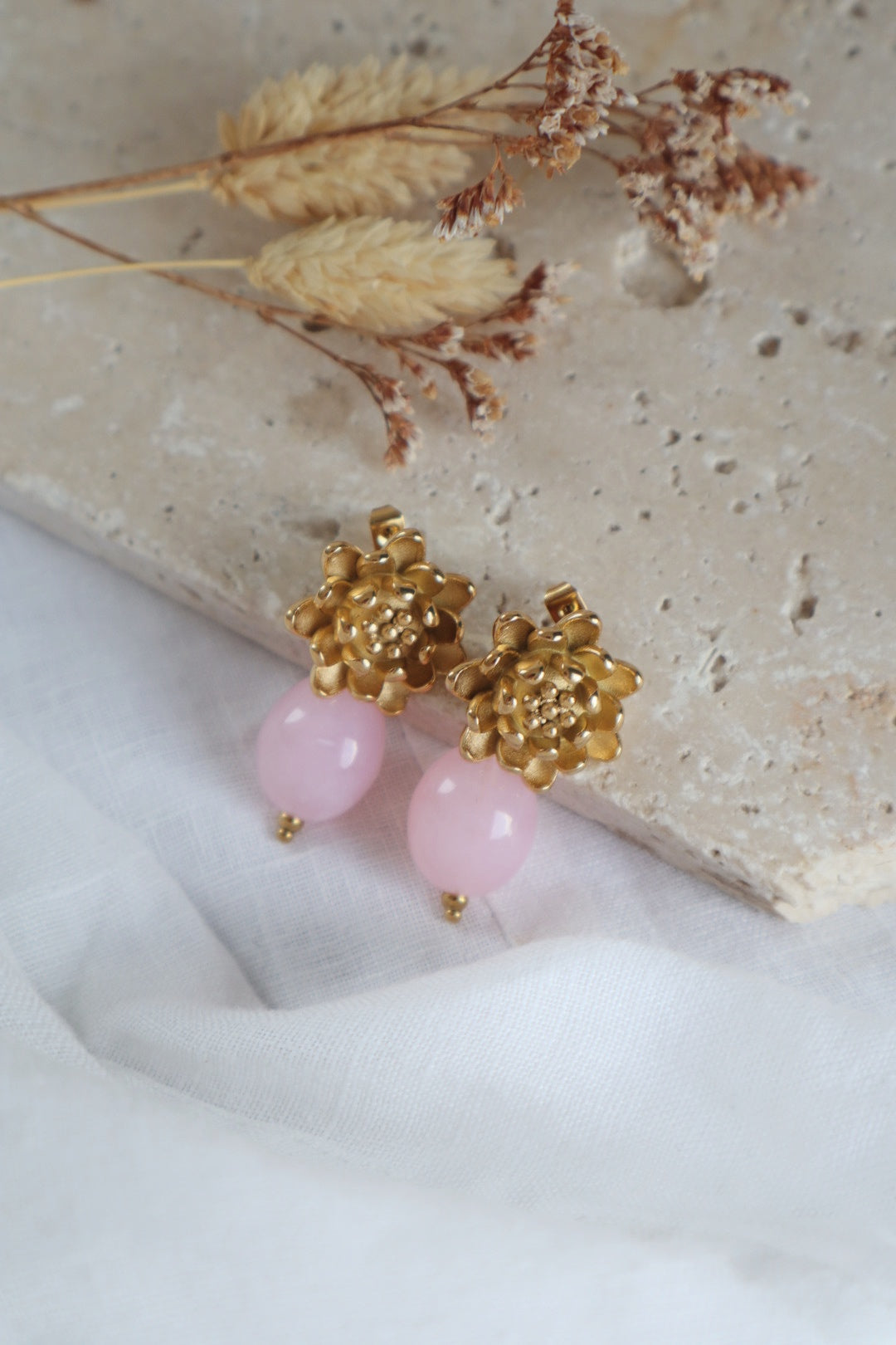 boucles d'oreilles rose clair et fleur dorée fait main - légères tendances 2026