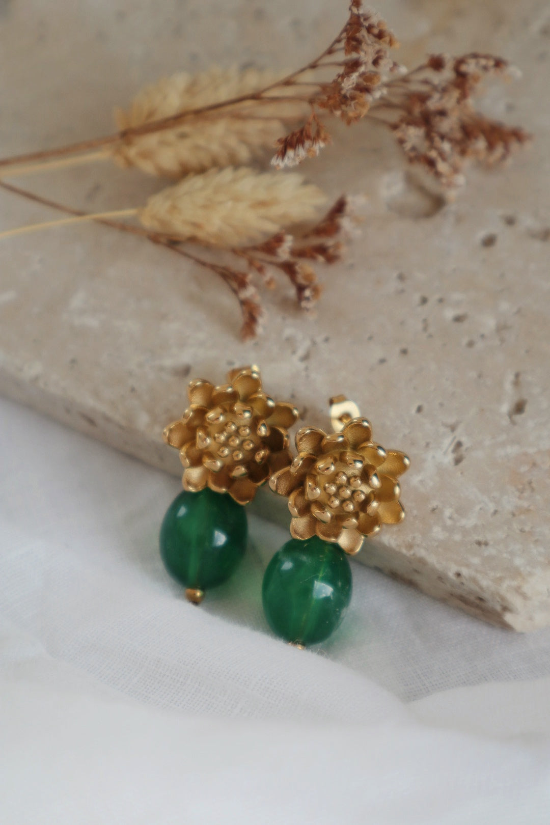 boucles d'oreilles faites main avec perle verte fleur acier
