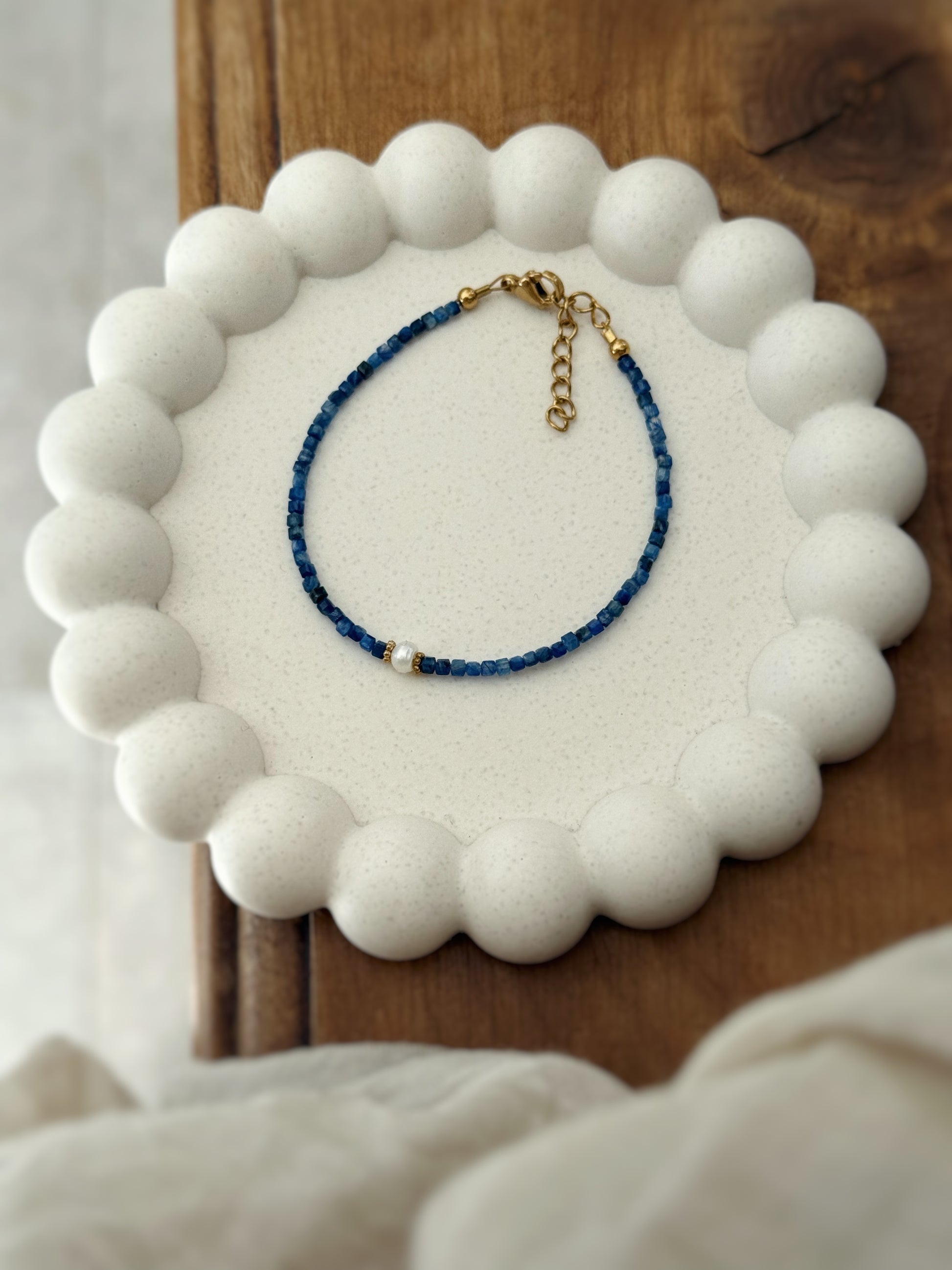 bracelet bleu pierre naturelle et perle centrale blanche tendance
