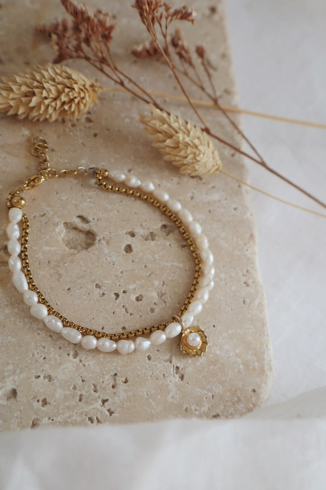 bracelet raffiné double rang perle et chaine avec coquillage acier et perle