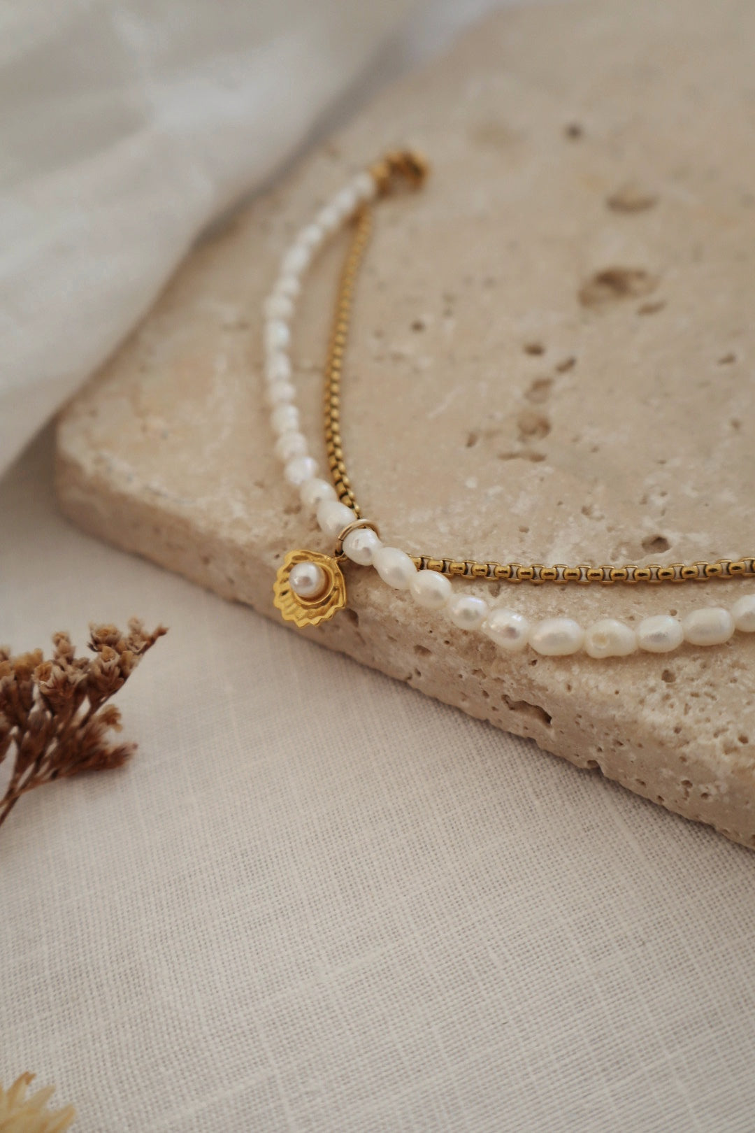 bracelet double rang chaine et perle et coquillage acier , fait main raffiné