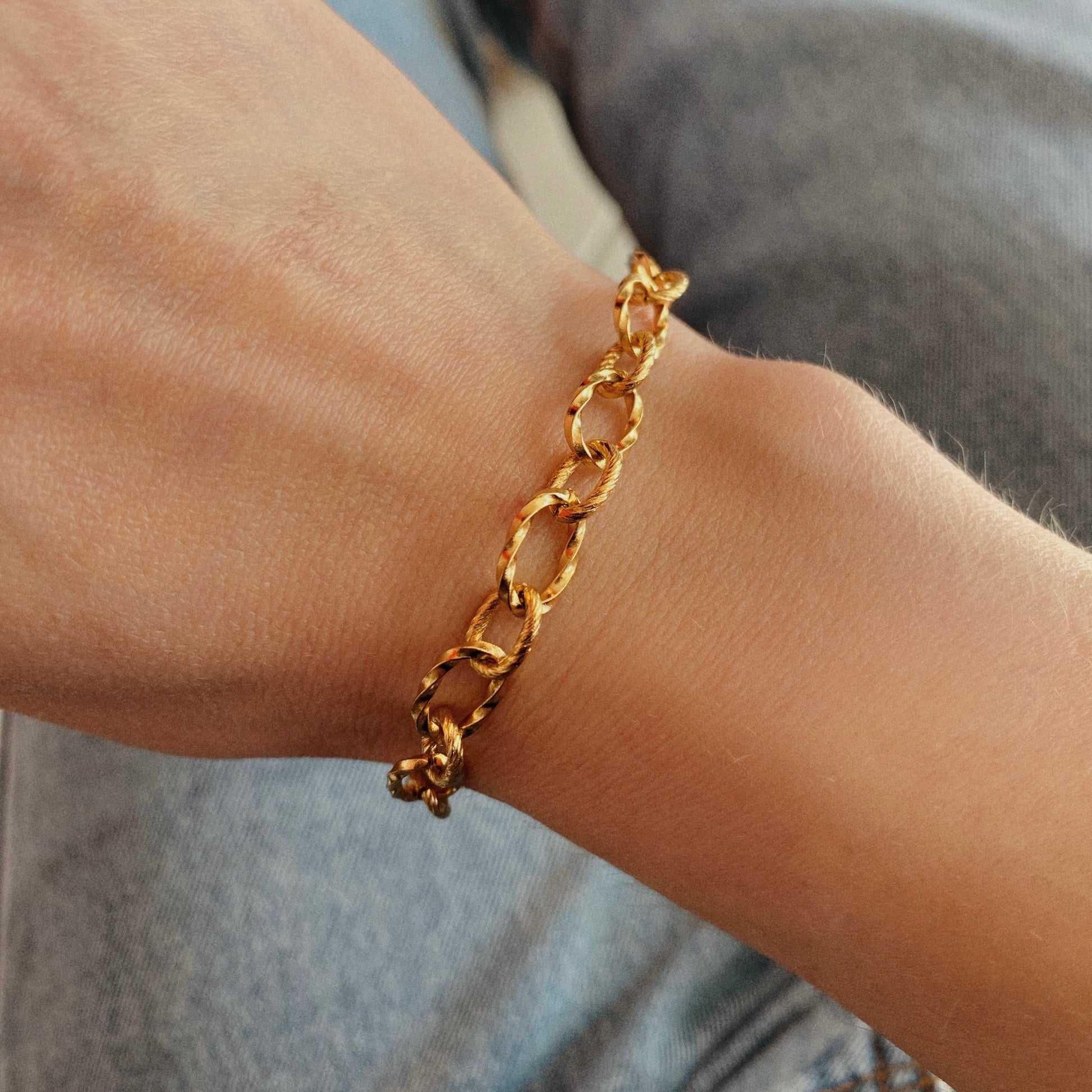 bracelet acier porté petit poignet