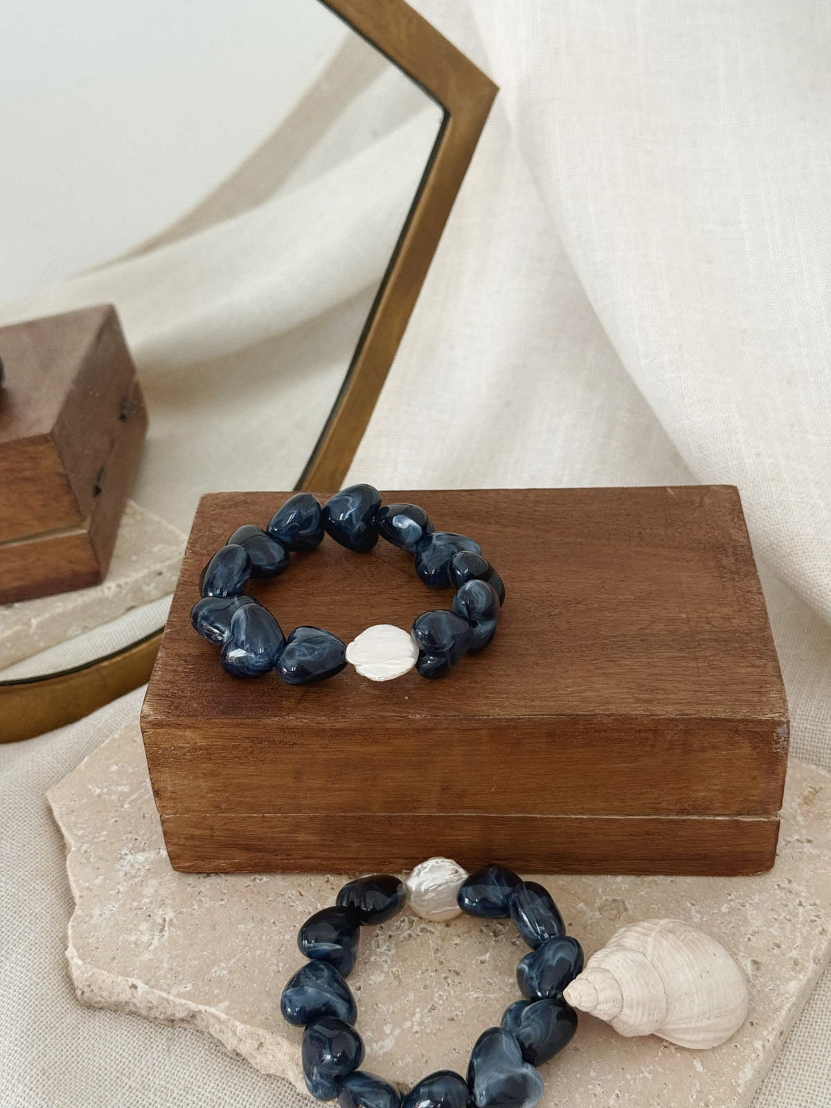 Bracelet élastique tendance coeur acrylique bleu marine