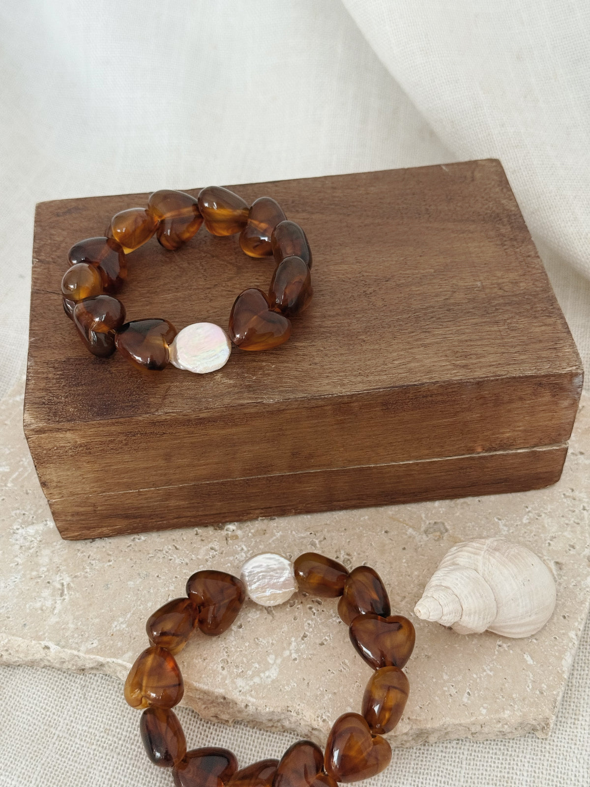 Bracelet perles coeur marron, et perle d'eau douce naturelle. bracelet look automne
