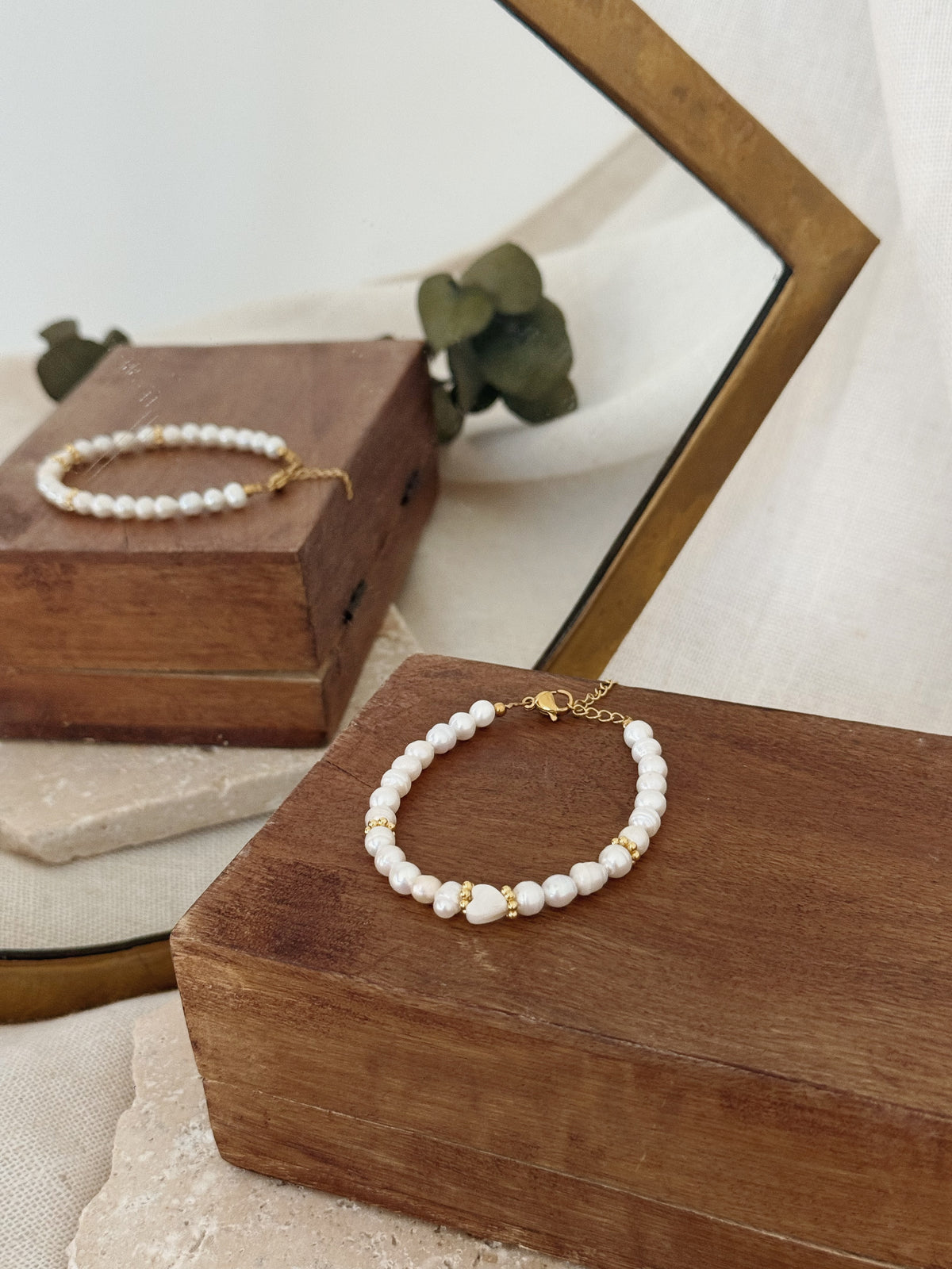 bracelet en perles d'eau douce et coeur nacre, finitions acier inoxydable. Cadeau femme tendance fait main