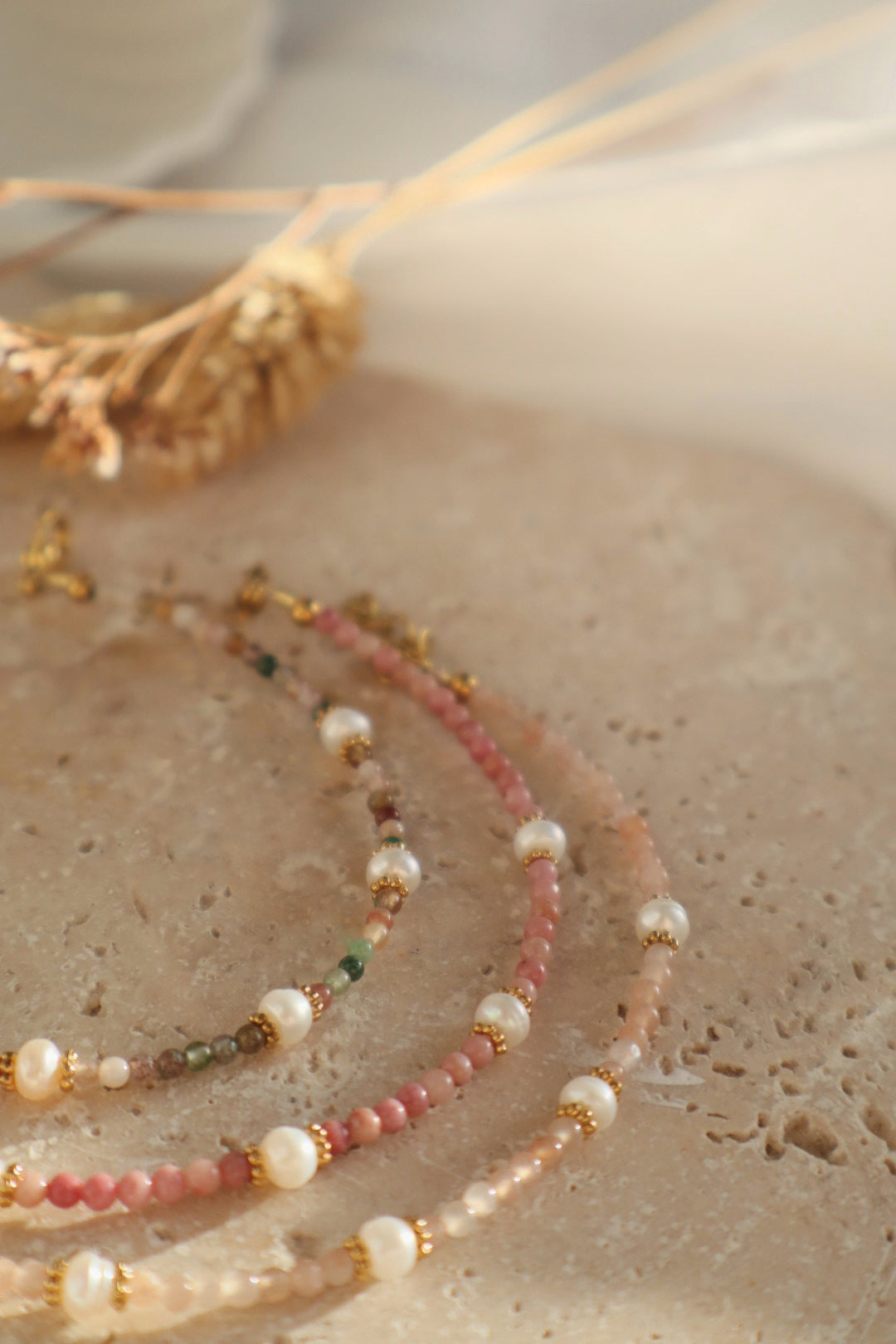 bracelet délicat et petites pierres naturelles rondes. Couleurs douces