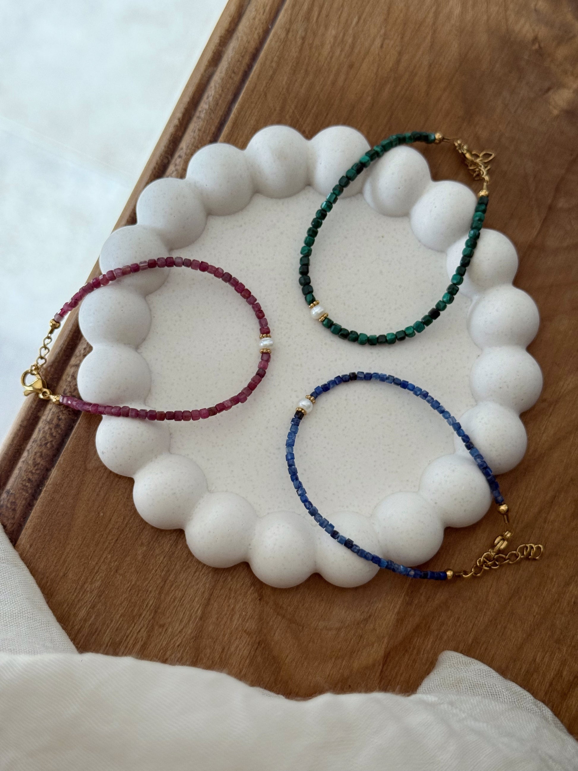 bracelet pierres naturelles carrées bleus vert rose