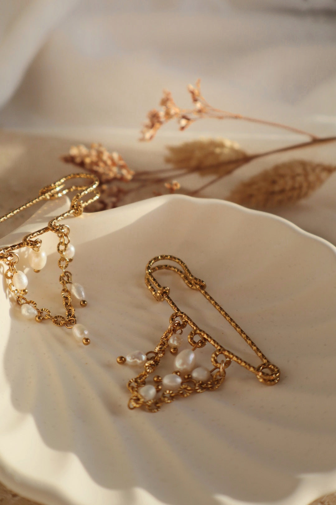 broche fait main avec perle blanche tendance uniqsue