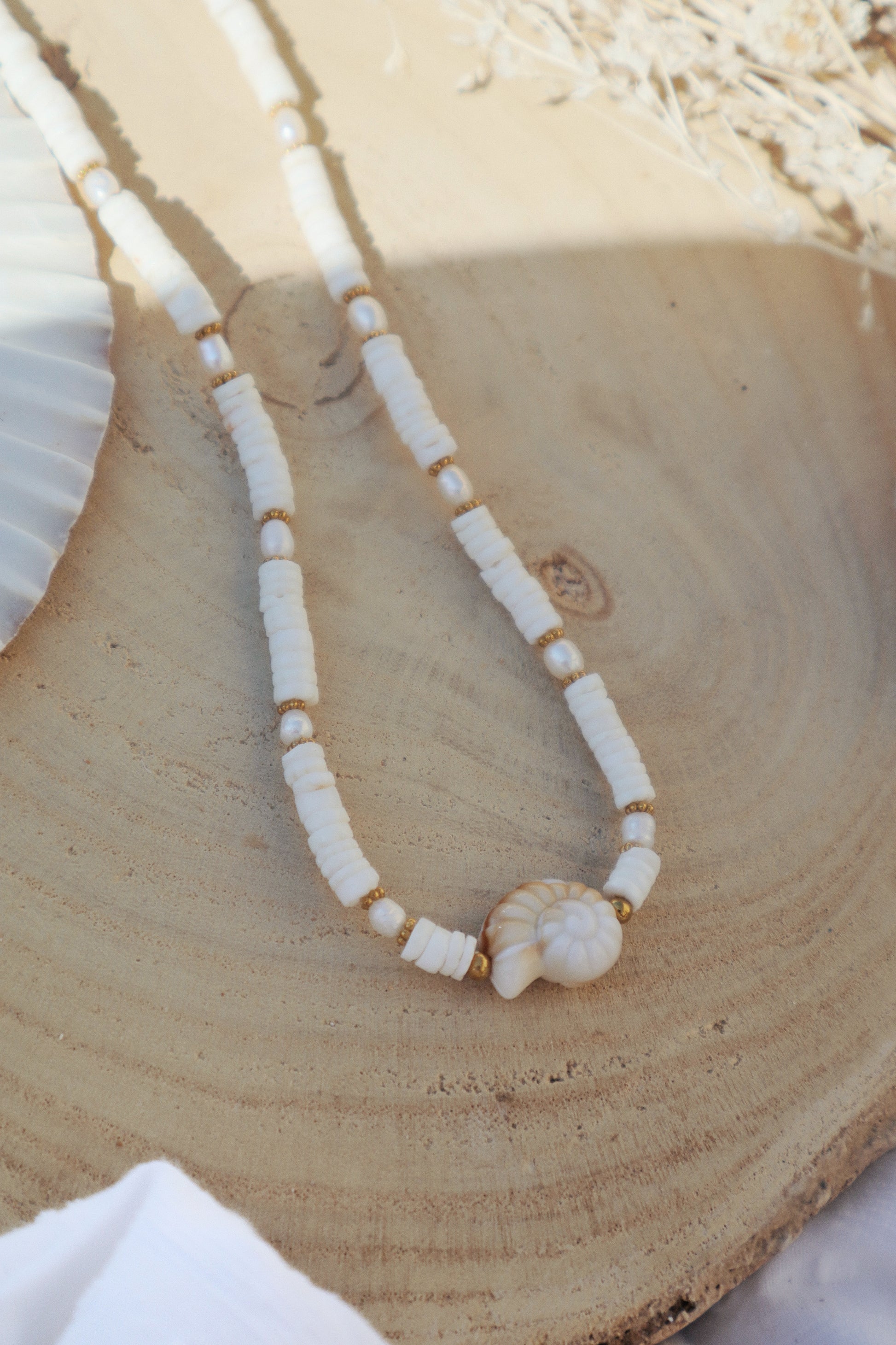 collier blanc fait main coquillage